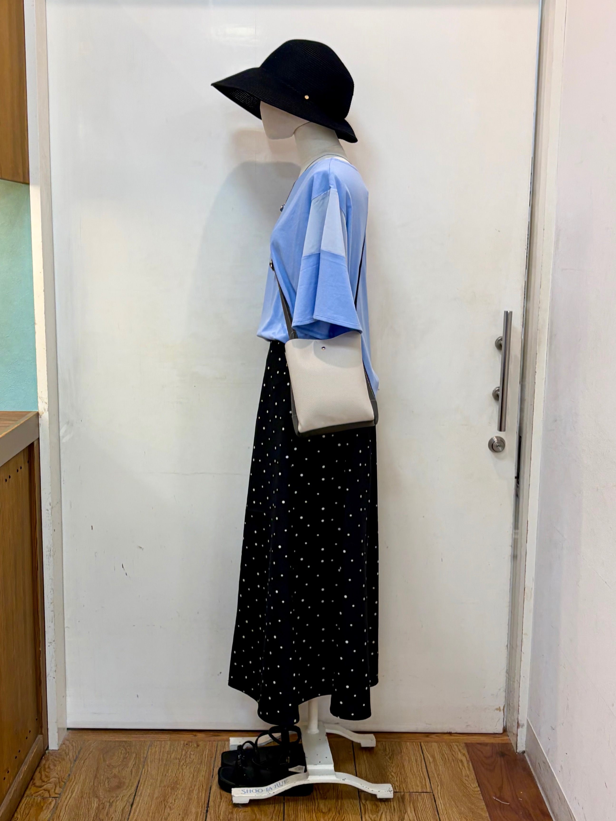 蒼さんの「SHOO･LA･RUE｜【S-LL/洗濯機可/体型カバー】フレアスリーブで二の腕を自然に隠せる 浅VネックTシャツ」を使ったコーディネート