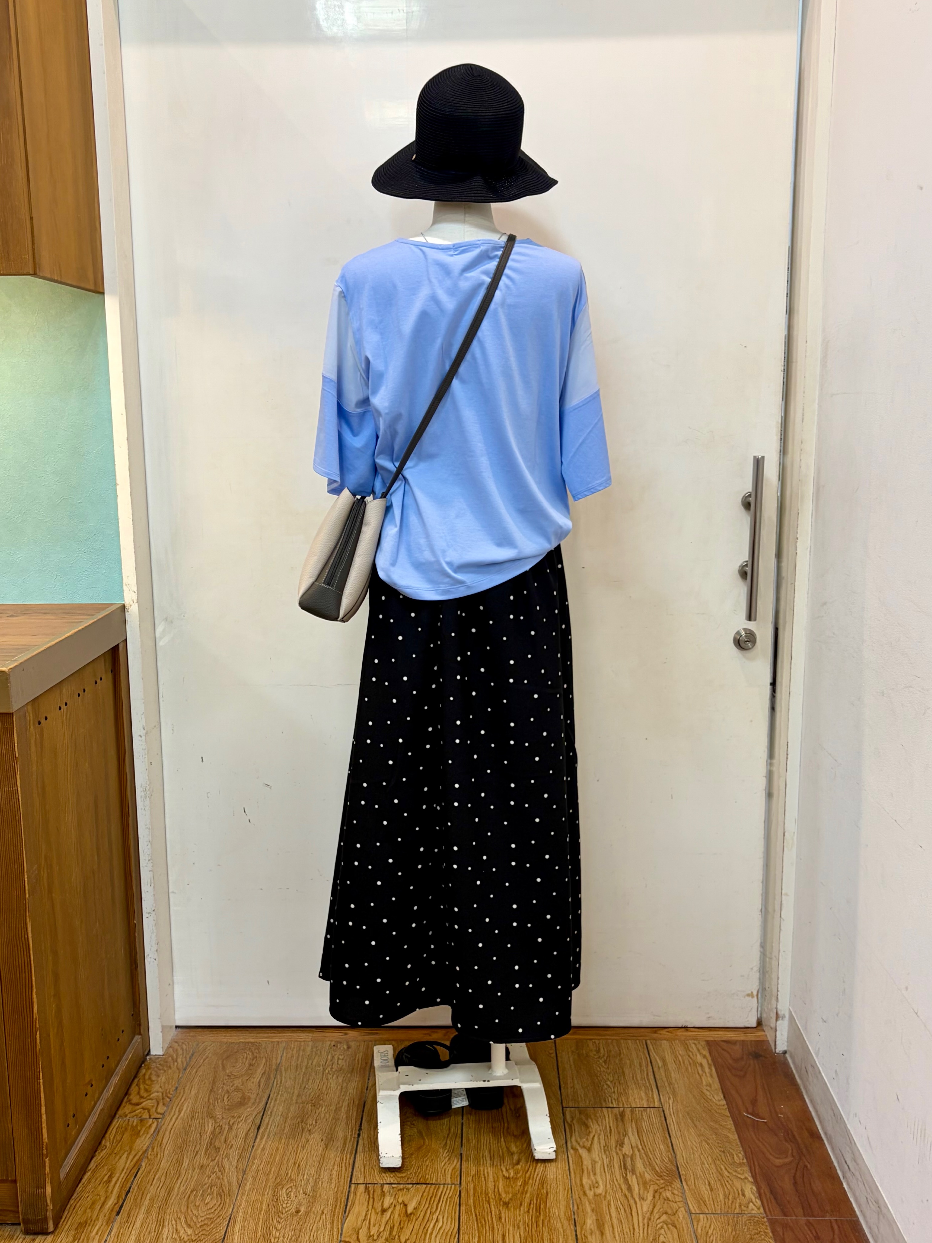 蒼さんの「SHOO･LA･RUE｜【S-LL/洗濯機可/体型カバー】フレアスリーブで二の腕を自然に隠せる 浅VネックTシャツ」を使ったコーディネート