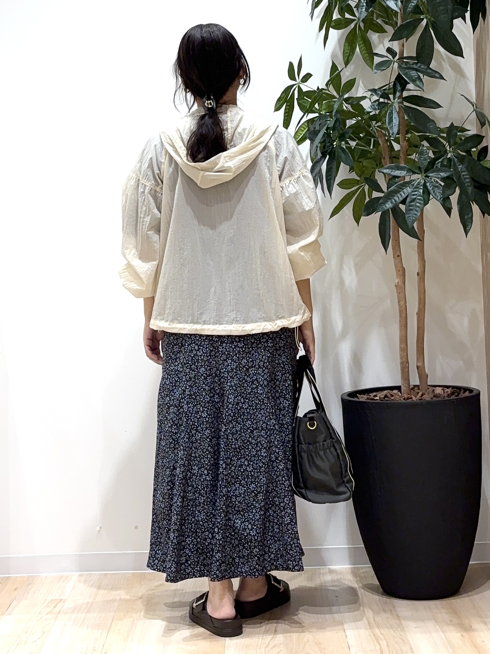 miraiさんの「grove｜【洗濯機OK】朝晩の気温差に◎軽やかシアーナイロンフーディブルゾン」を使ったコーディネート