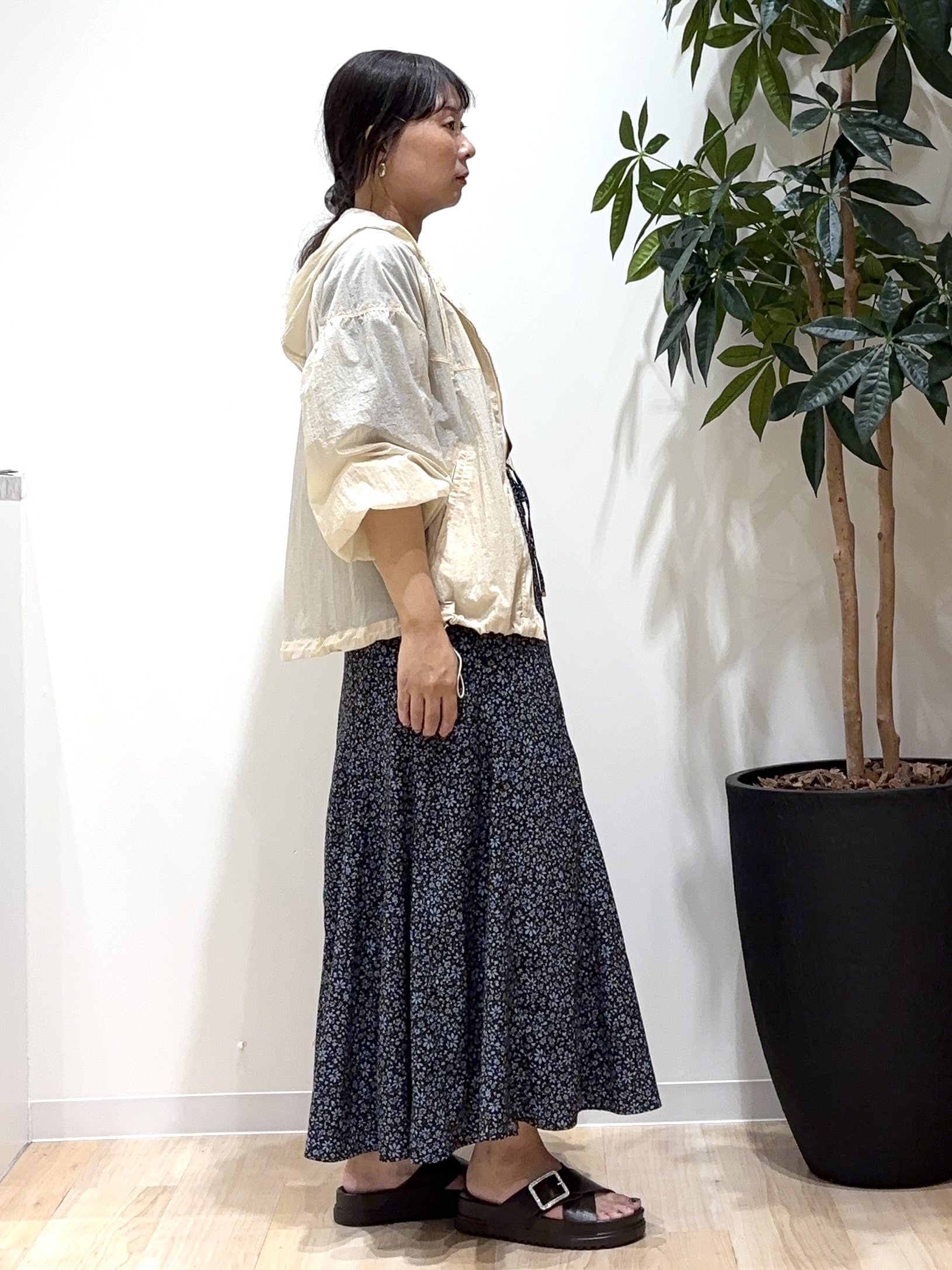 miraiさんの「grove｜【洗濯機OK】朝晩の気温差に◎軽やかシアーナイロンフーディブルゾン」を使ったコーディネート