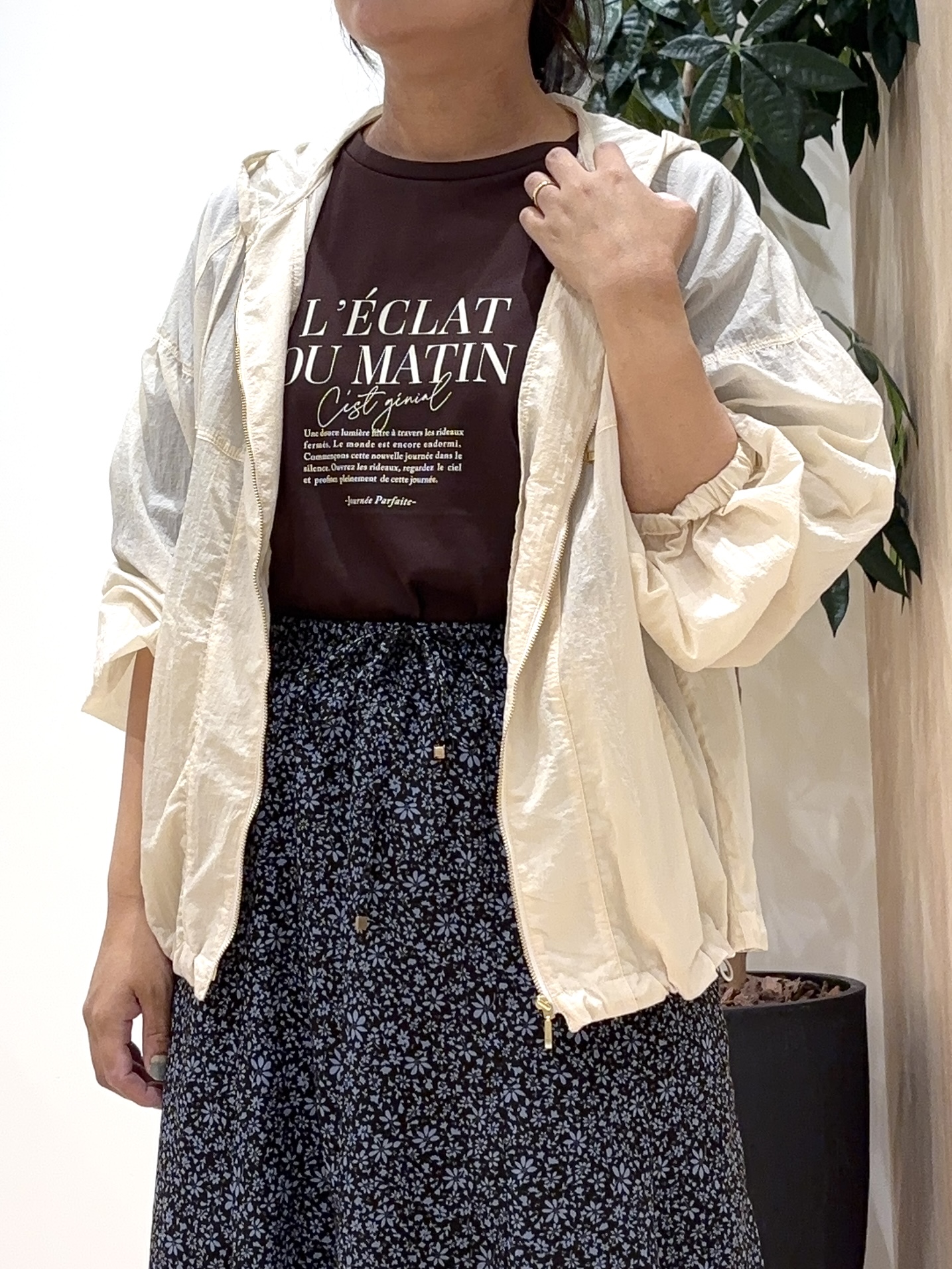 miraiさんの「grove｜【洗濯機OK】朝晩の気温差に◎軽やかシアーナイロンフーディブルゾン」を使ったコーディネート