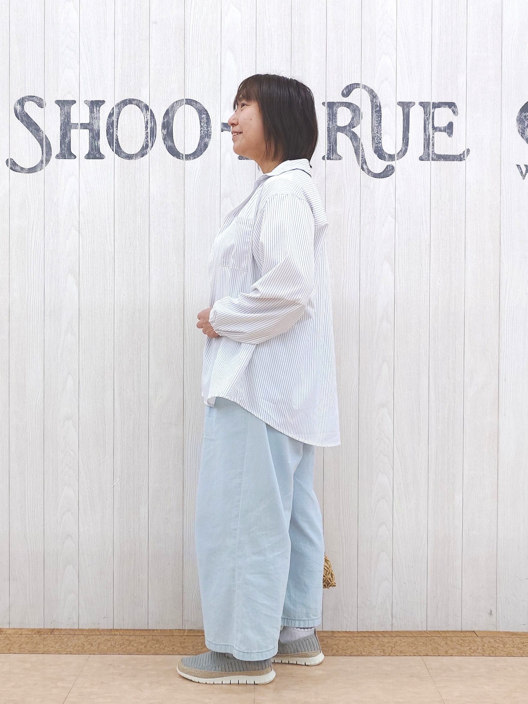 とろろさんの「SHOO･LA･RUE｜【UV/吸水速乾/洗濯後しわになりにくい】ラッシュガードにもなる ストライプシャツ」を使ったコーディネート