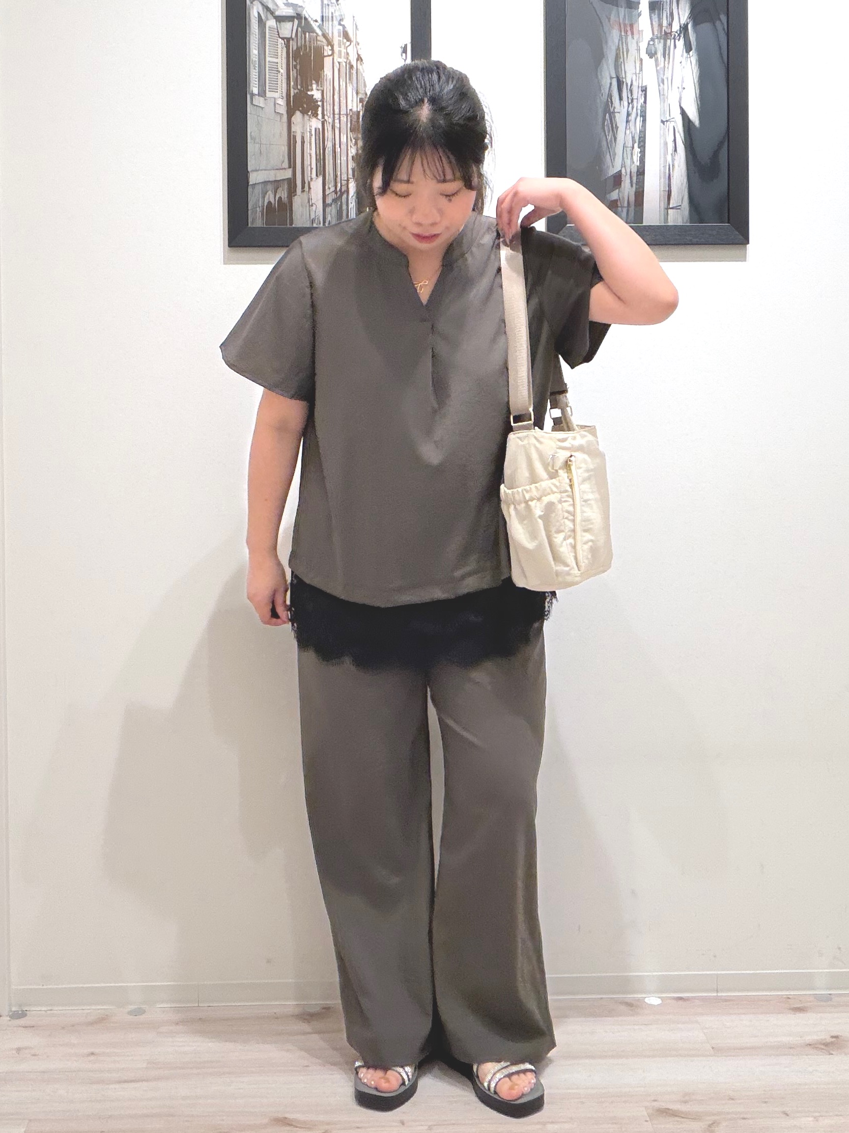 まちゃんなちゃんさんの「SHOO･LA･RUE｜【S-LL/洗濯機可】軽凛(かろりん) 楽に着られて上品 裾レーススキッパーブラウス」を使ったコーディネート