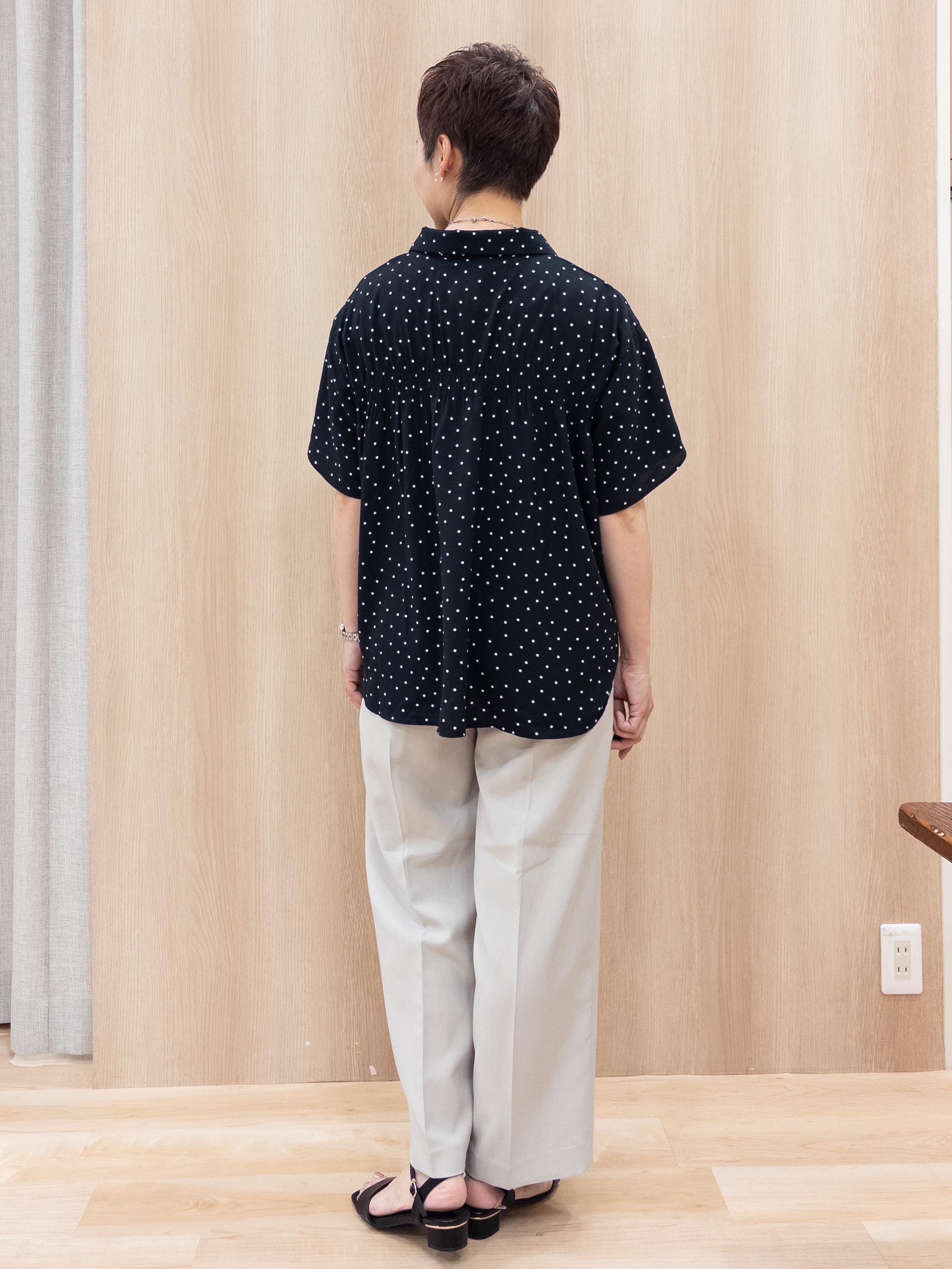 シュウコさんの「grove｜【洗濯機◎】さらっと着映える、バックデザインブラウス」を使ったコーディネート