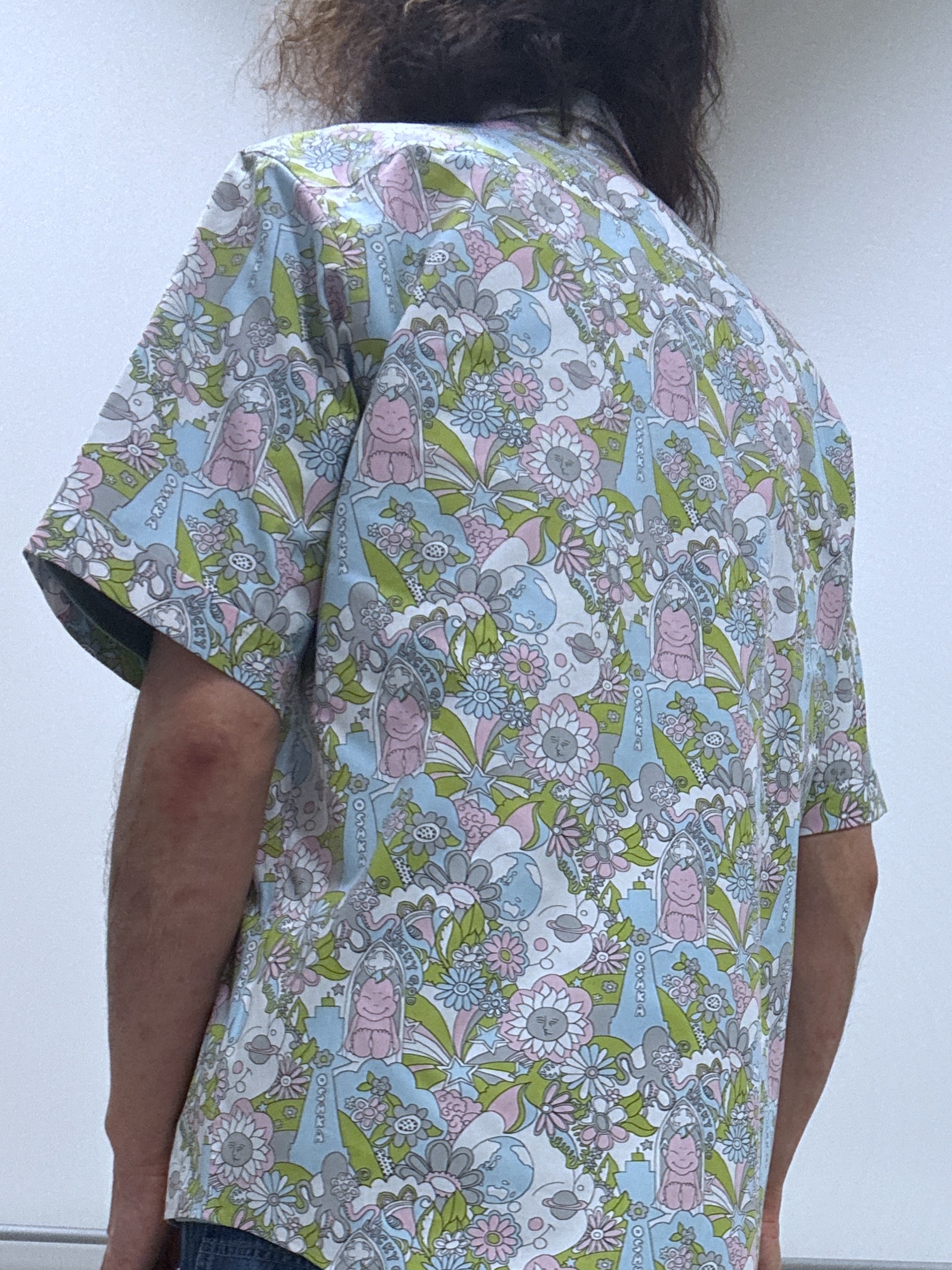 おーのさんの「TAKEO KIKUCHI｜【BOWLER HAT LABEL】ビリケンさんプリント 半袖シャツ」を使ったコーディネート