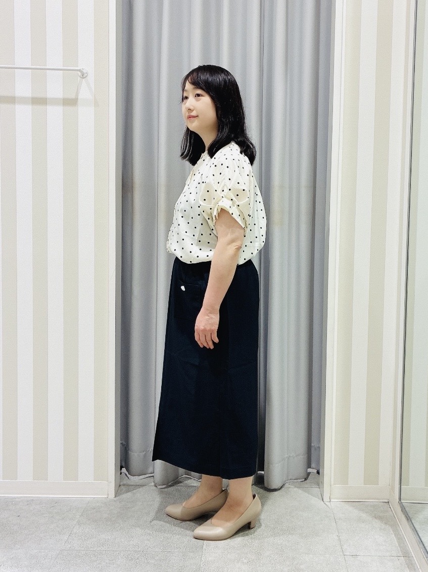 vanseさんの「SHOO･LA･RUE｜【洗濯機可／洗濯後しわになりにくい】大人の甘さをプラスする ドット柄袖タックブラウス」を使ったコーディネート