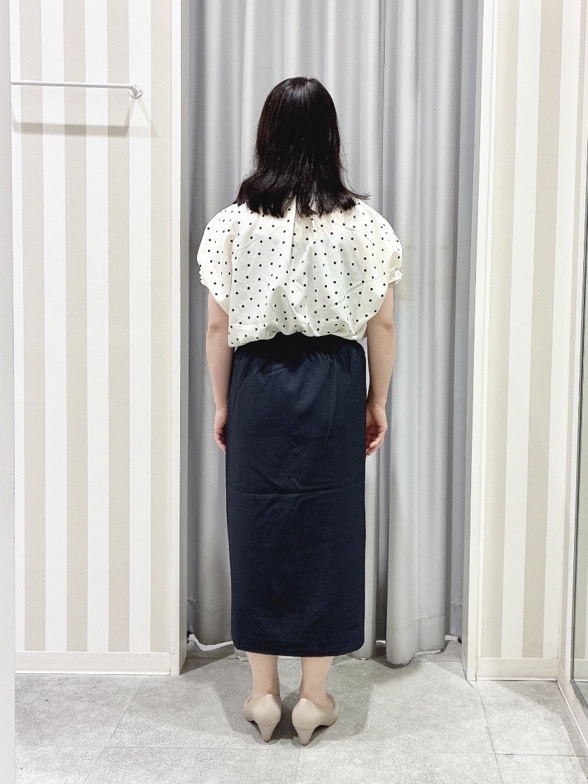 vanseさんの「SHOO･LA･RUE｜【洗濯機可／洗濯後しわになりにくい】大人の甘さをプラスする ドット柄袖タックブラウス」を使ったコーディネート