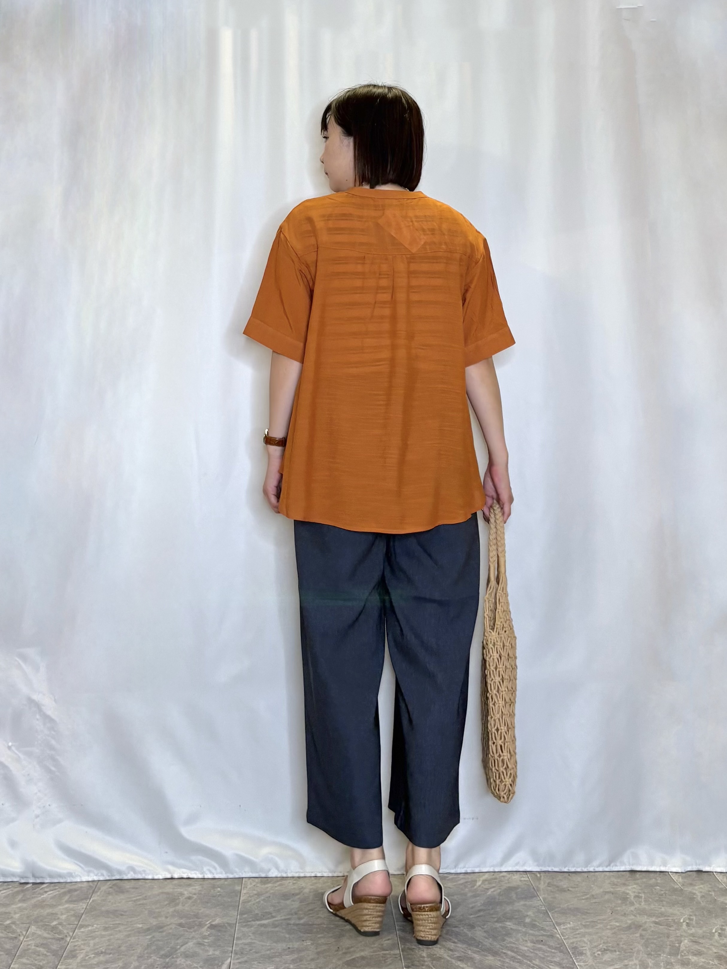 ネリさんの「SHOO･LA･RUE｜【UV/洗濯機可】お袖の長さが調整出来る シャーリングスキッパーブラウス」を使ったコーディネート