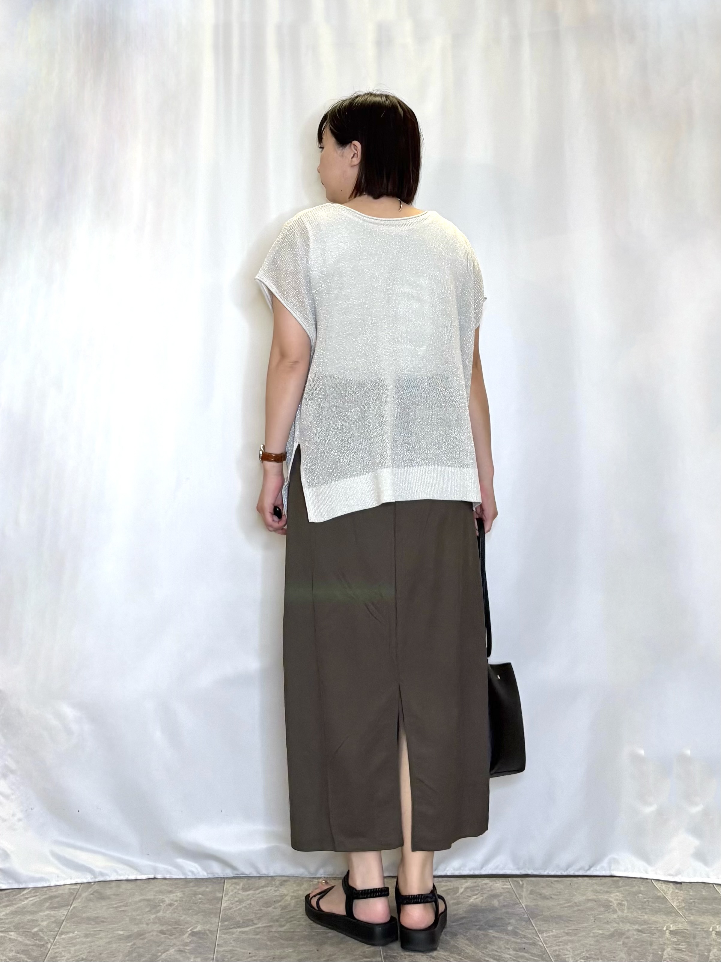 ネリさんの「SHOO･LA･RUE｜【2点セット/前後2WAY/洗濯機可/S-LL】体型カバーも叶う ラメ畦ニット+タンクトップ」を使ったコーディネート