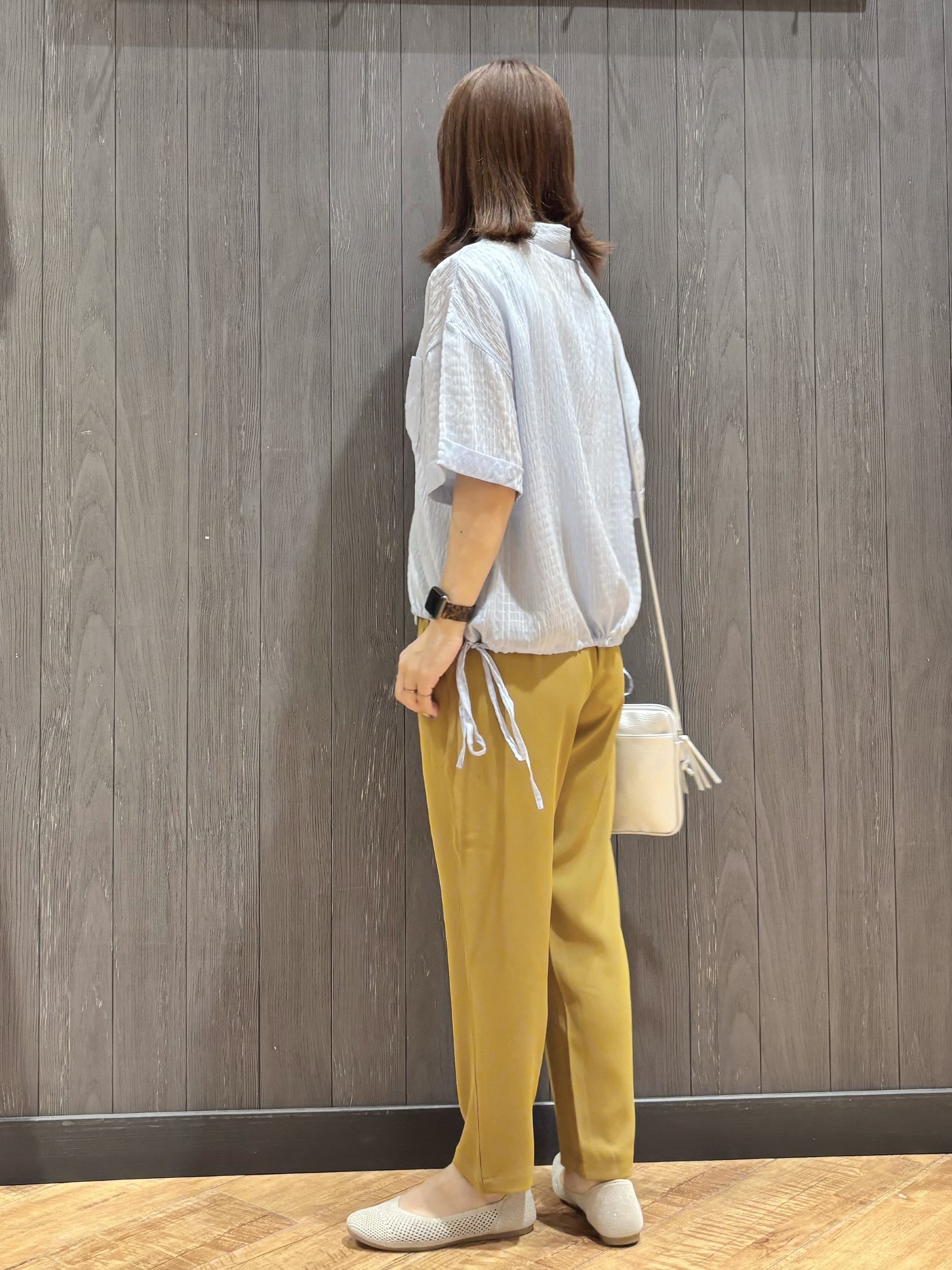meiさんの「SHOO･LA･RUE｜【S-LL/洗濯機可/体型カバー】さらさら シャーリングシフォン 裾ドロストシャツ」を使ったコーディネート