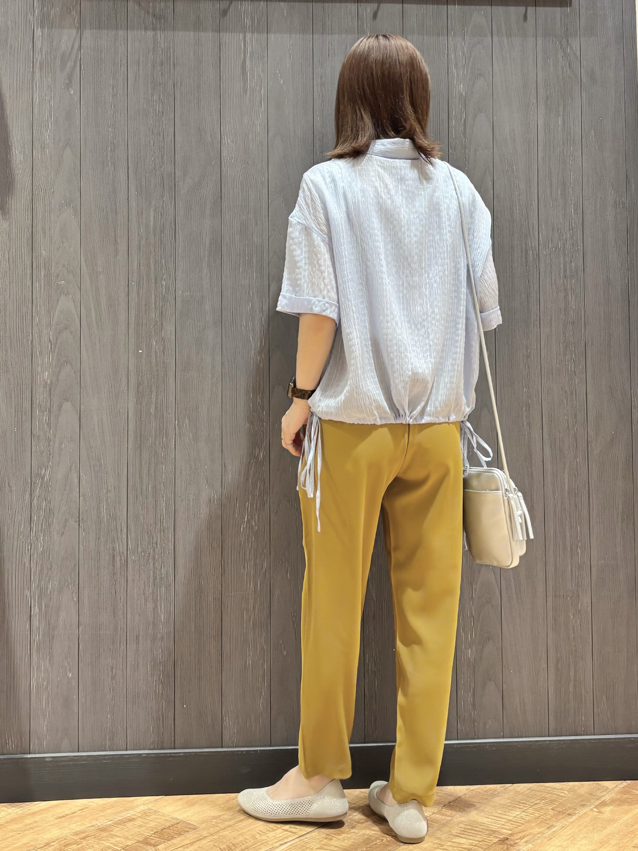 meiさんの「SHOO･LA･RUE｜【S-LL/洗濯機可/体型カバー】さらさら シャーリングシフォン 裾ドロストシャツ」を使ったコーディネート