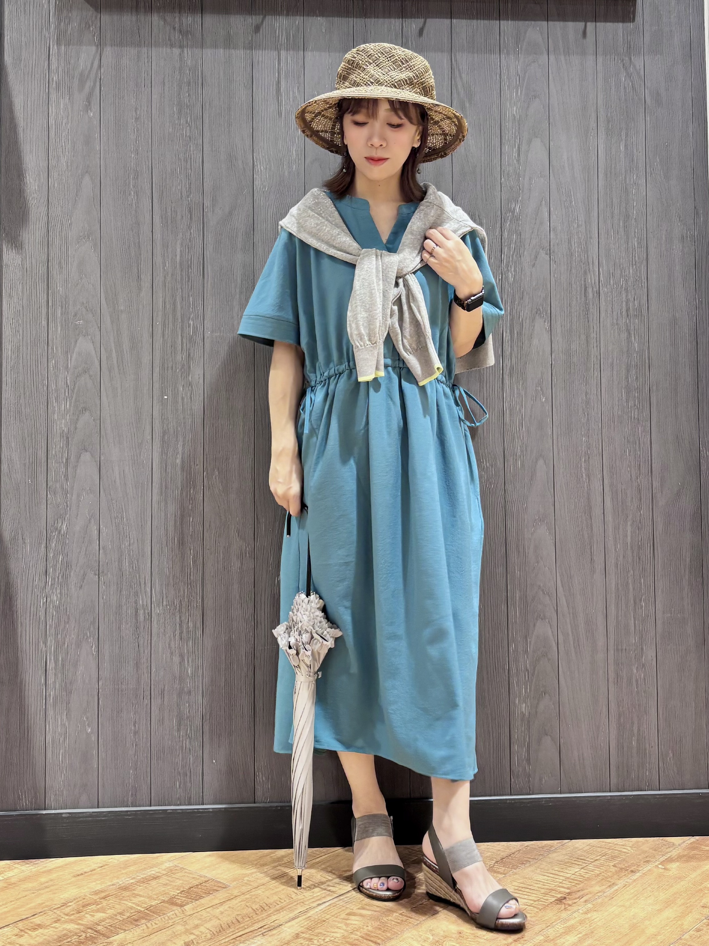 meiさんの「SHOO･LA･RUE｜【洗濯機可/体型カバー】ウエストシャーリングで女性らしく 麻調スキッパーサイドリボンワンピース」を使ったコーディネート
