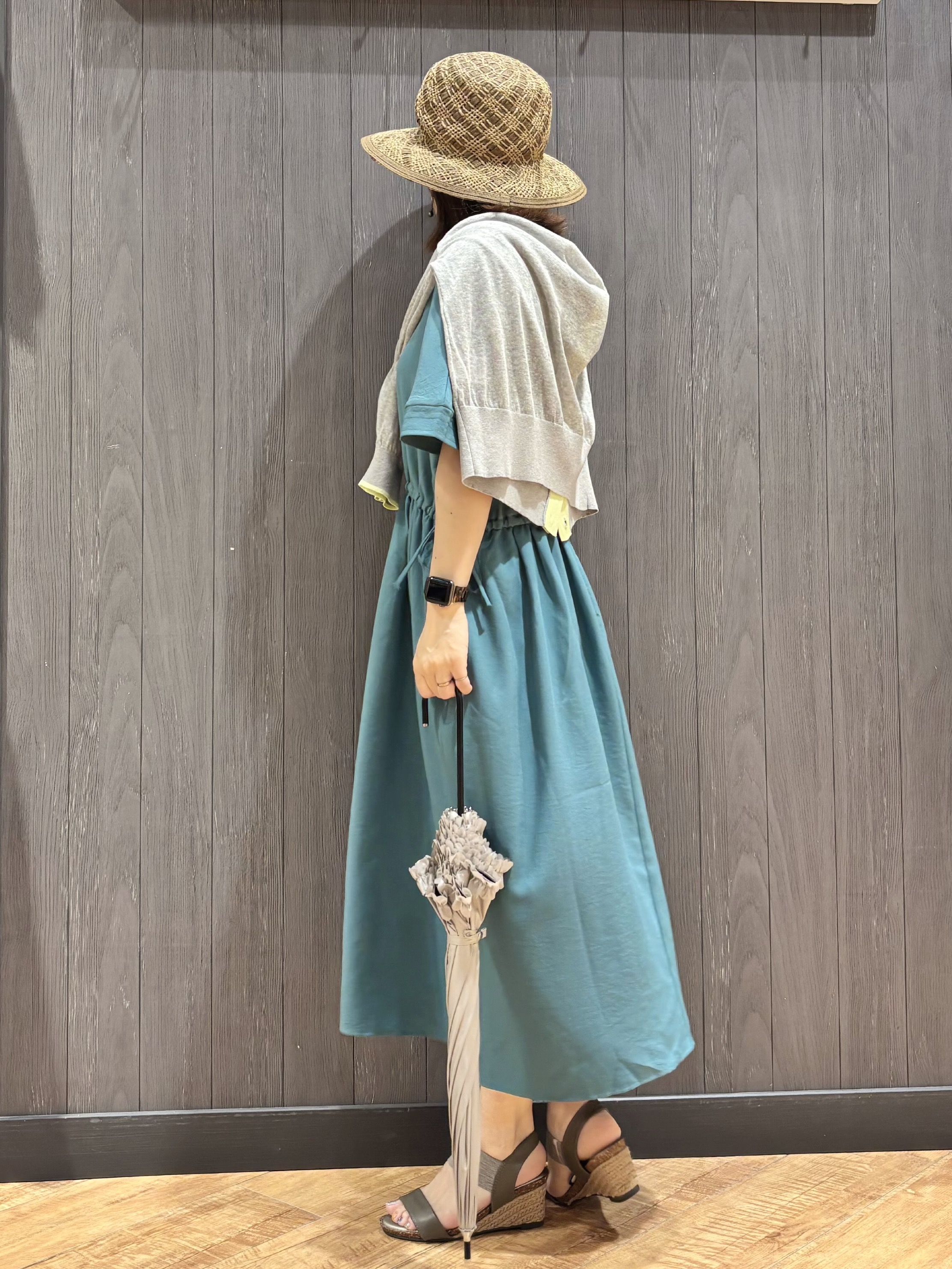 meiさんの「SHOO･LA･RUE｜【洗濯機可/体型カバー】ウエストシャーリングで女性らしく 麻調スキッパーサイドリボンワンピース」を使ったコーディネート