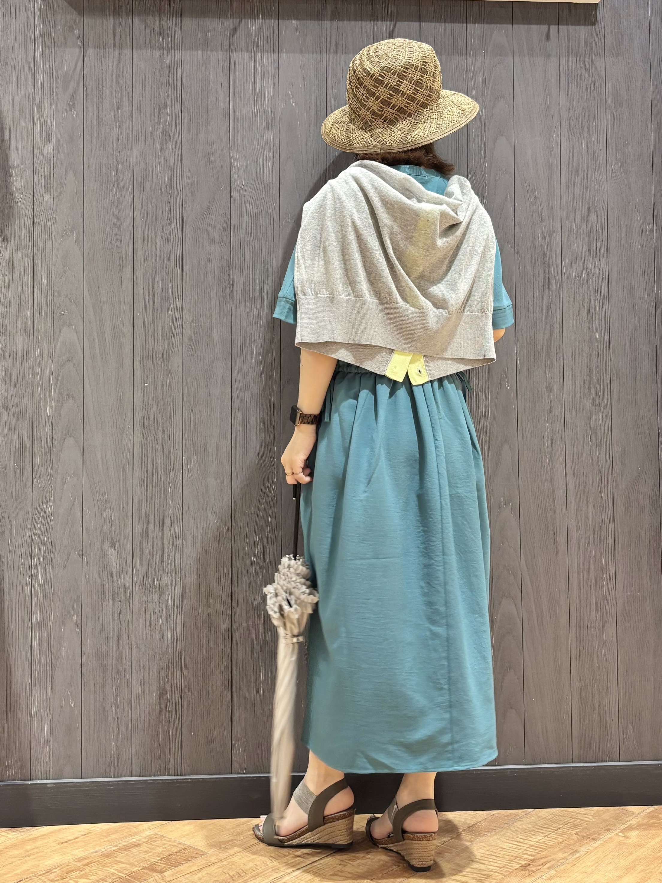 meiさんの「SHOO･LA･RUE｜【洗濯機可/体型カバー】ウエストシャーリングで女性らしく 麻調スキッパーサイドリボンワンピース」を使ったコーディネート