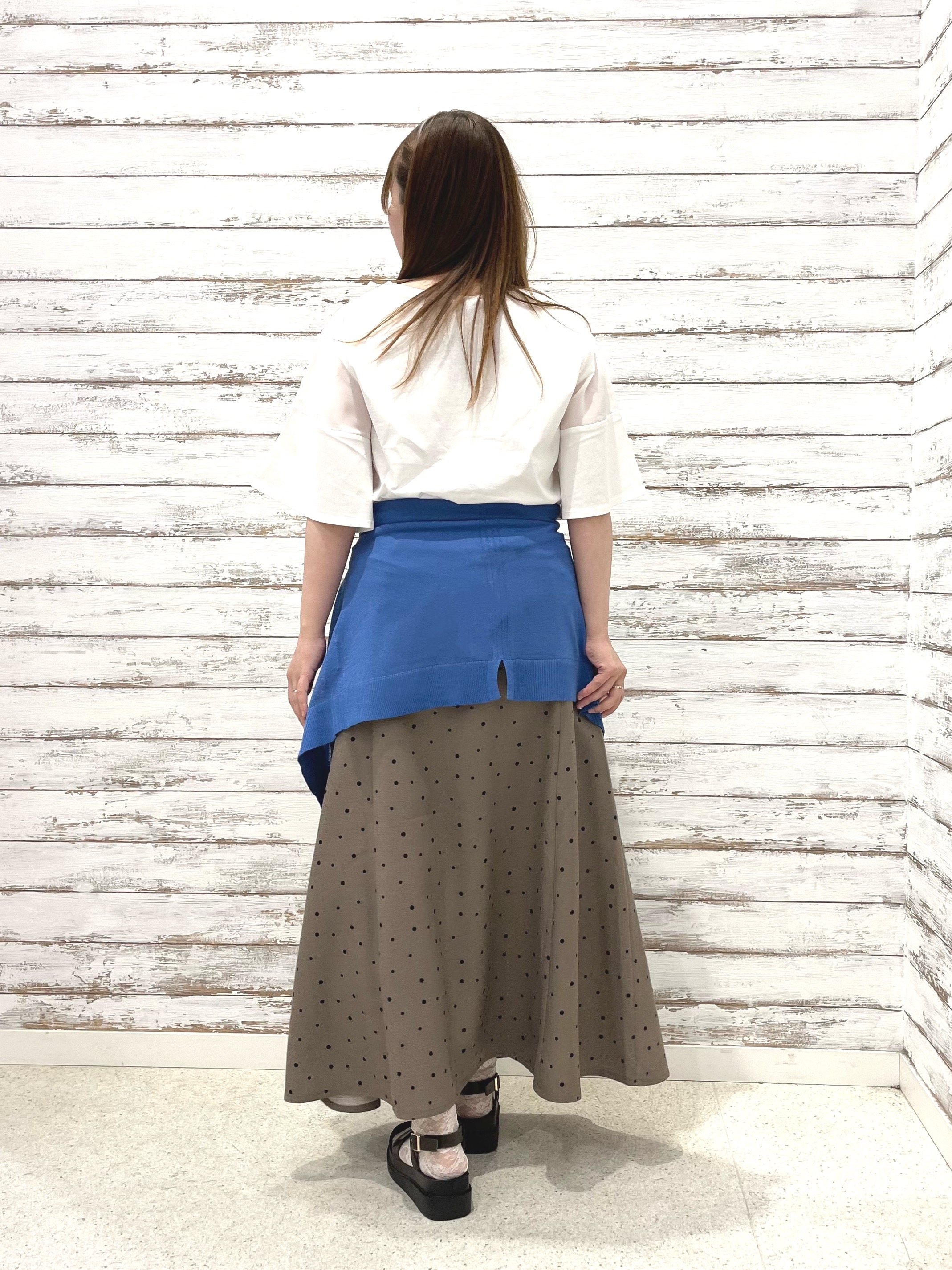 ゆっきーさんの「SHOO･LA･RUE｜【S-LL/洗濯機可/体型カバー】フレアスリーブで二の腕を自然に隠せる 浅VネックTシャツ」を使ったコーディネート
