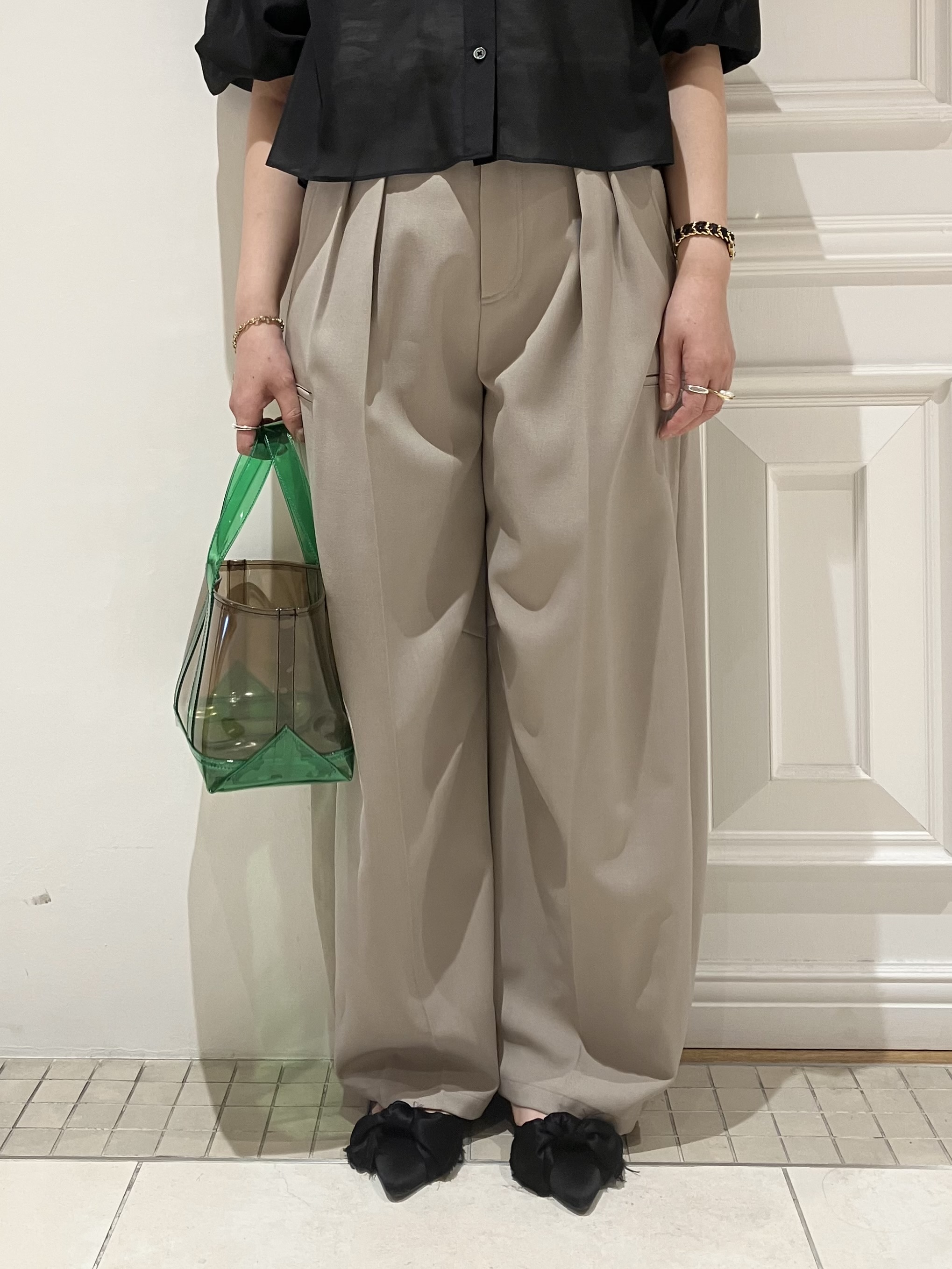 TAJIさんの「DRESSTERIOR｜【1枚で着映え/ウォッシャブル】スタンドフリルボリュームスリーブブラウス」を使ったコーディネート