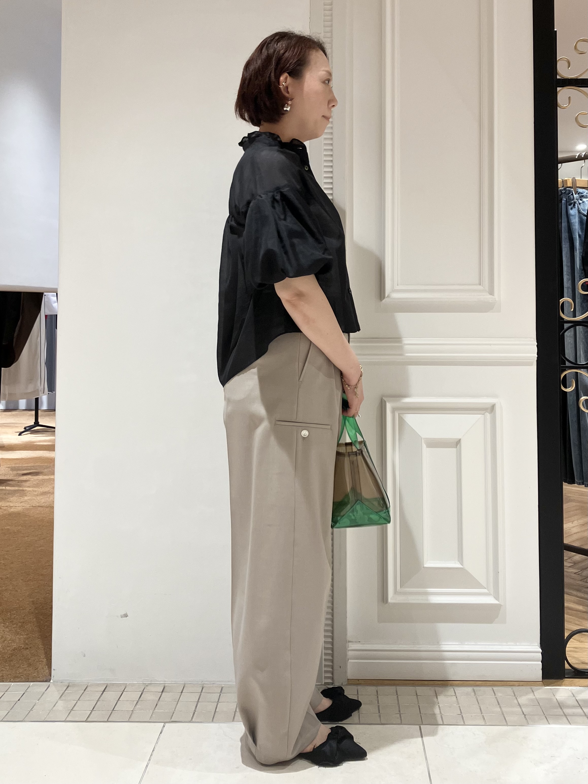 TAJIさんの「DRESSTERIOR｜【1枚で着映え/ウォッシャブル】スタンドフリルボリュームスリーブブラウス」を使ったコーディネート