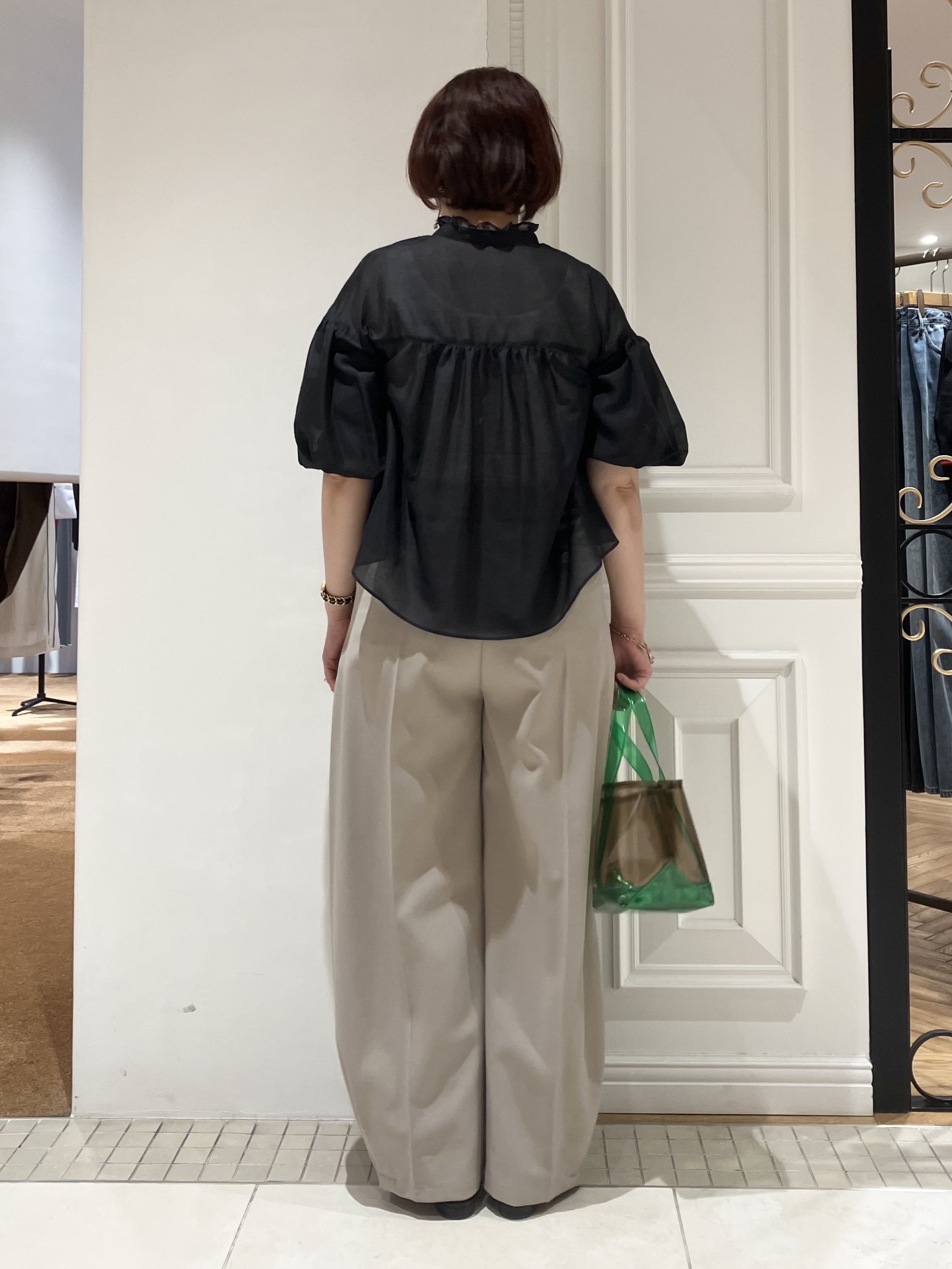 TAJIさんの「DRESSTERIOR｜【1枚で着映え/ウォッシャブル】スタンドフリルボリュームスリーブブラウス」を使ったコーディネート
