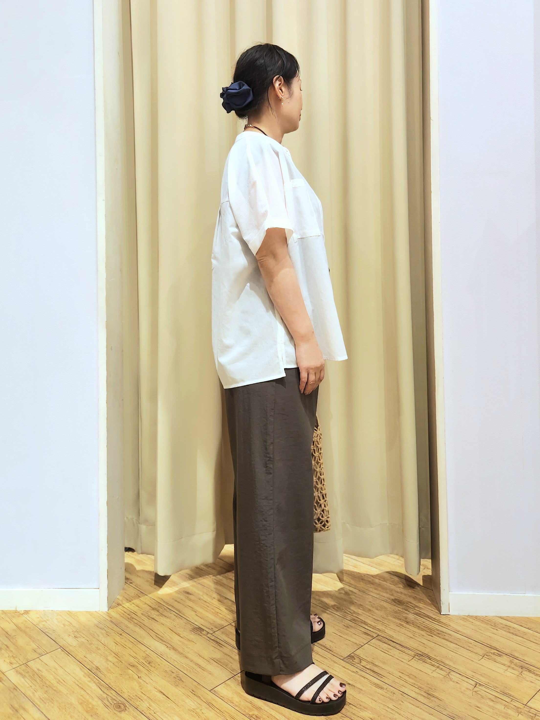 くまさんの「SHOO･LA･RUE｜【通気性〇/UV/S-LL】風が通り抜ける 半袖バンドカラーシアーシャツ」を使ったコーディネート