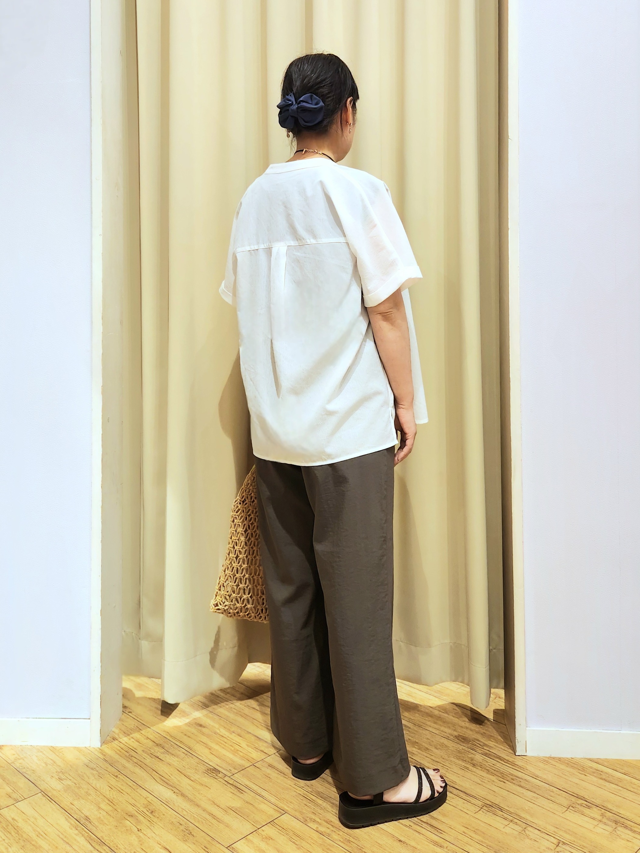 くまさんの「SHOO･LA･RUE｜【通気性〇/UV/S-LL】風が通り抜ける 半袖バンドカラーシアーシャツ」を使ったコーディネート