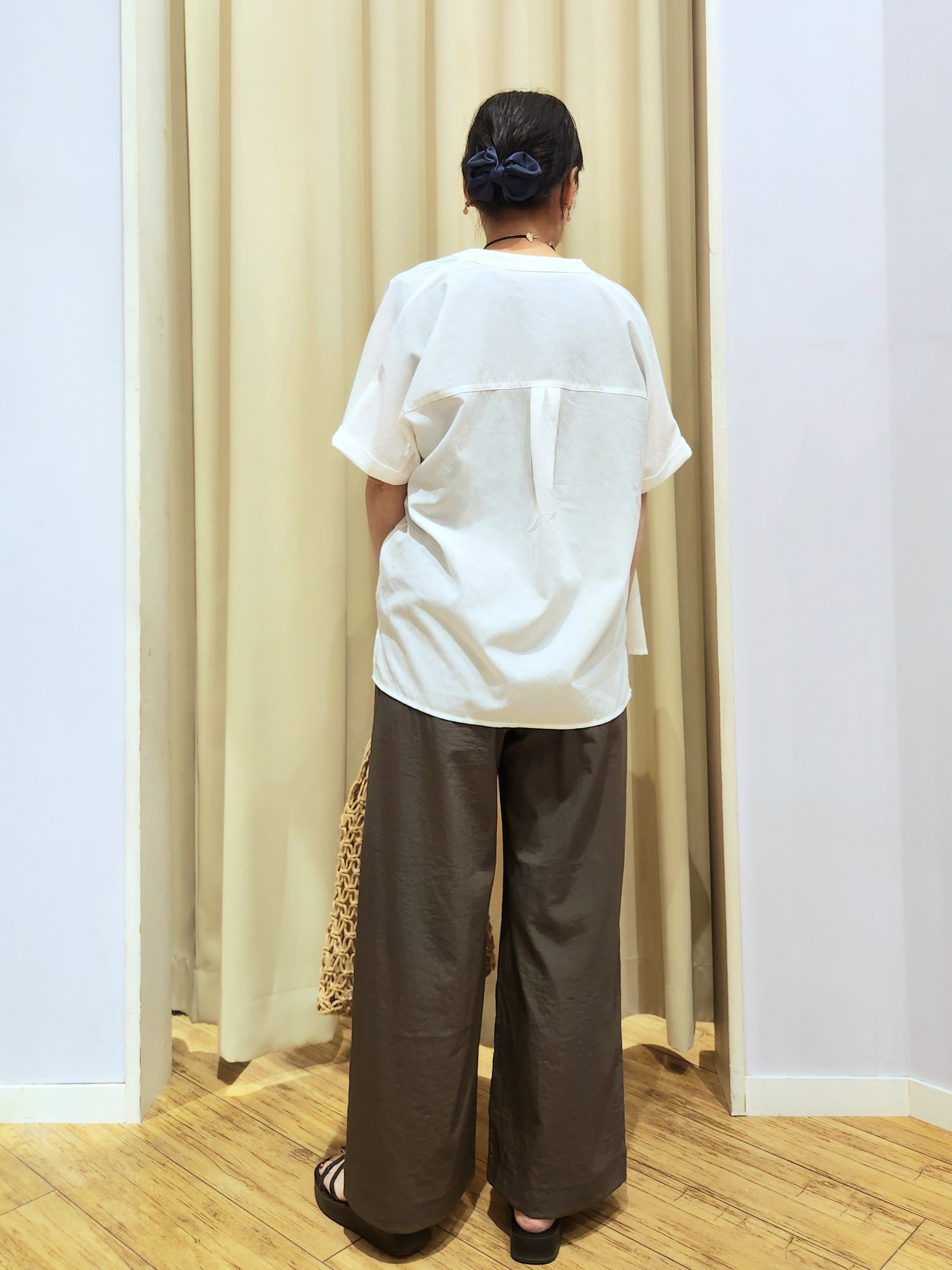 くまさんの「SHOO･LA･RUE｜【通気性〇/UV/S-LL】風が通り抜ける 半袖バンドカラーシアーシャツ」を使ったコーディネート
