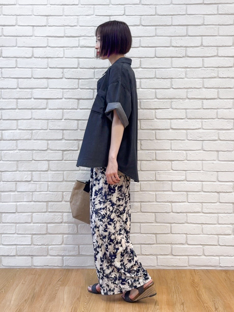 𝐜𝐡𝐢𝐤𝐚さんの「SHOO･LA･RUE｜【セットアップ可/S-LL】ライトオンスデニム 5分袖シャツ」を使ったコーディネート