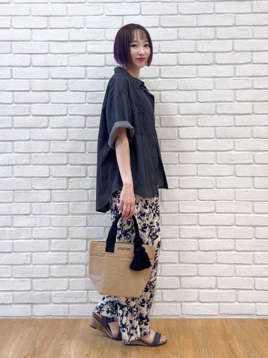 𝐜𝐡𝐢𝐤𝐚さんの「SHOO･LA･RUE｜【セットアップ可/S-LL】ライトオンスデニム 5分袖シャツ」を使ったコーディネート