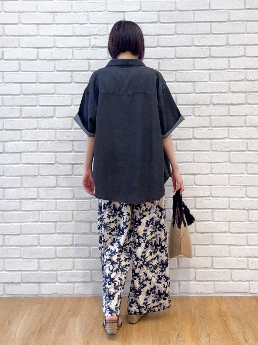 𝐜𝐡𝐢𝐤𝐚さんの「SHOO･LA･RUE｜【セットアップ可/S-LL】ライトオンスデニム 5分袖シャツ」を使ったコーディネート