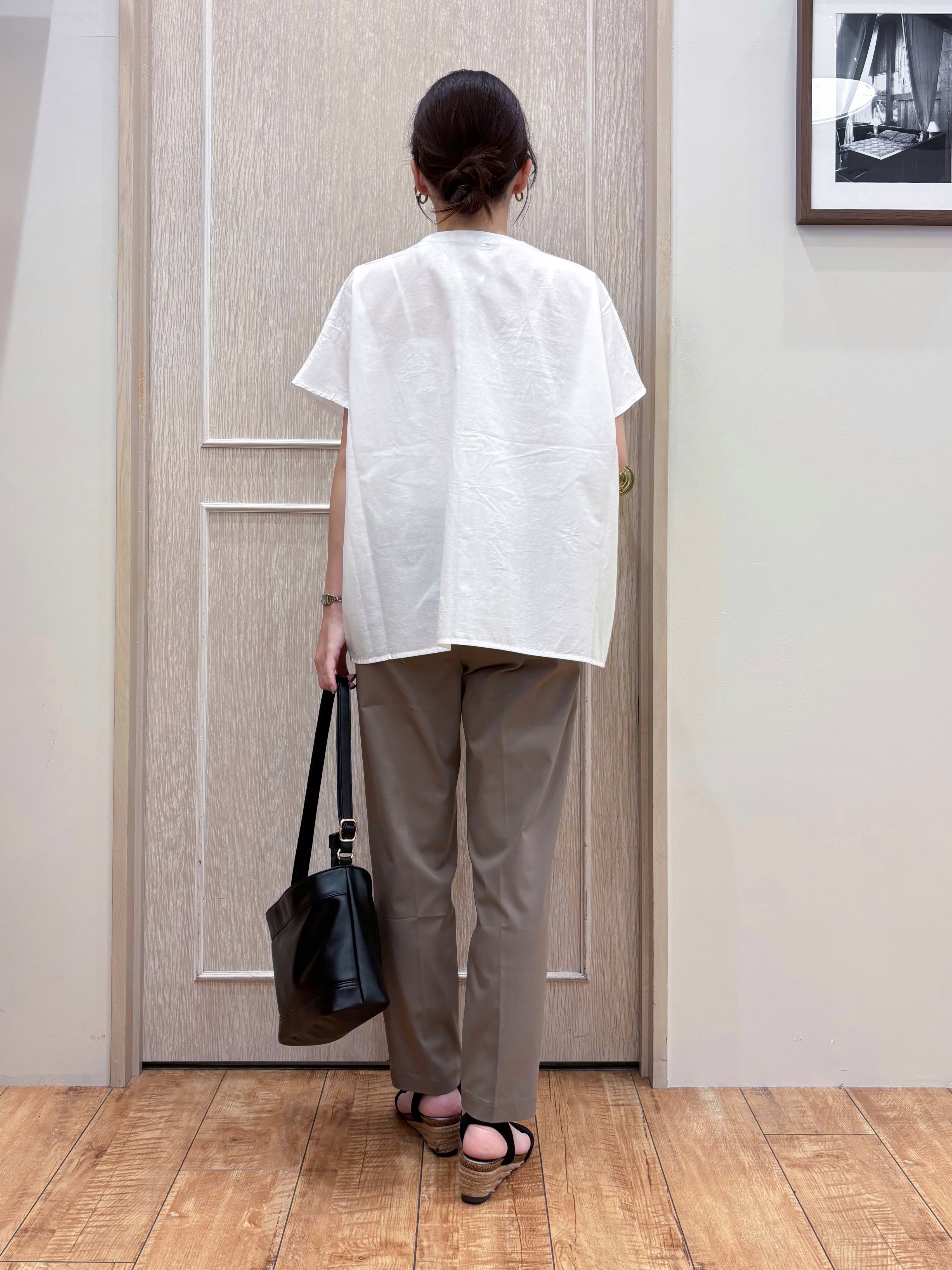 なみさんの「SHOO･LA･RUE｜【体型カバー/S~LL】インせず着られて刺繍が目を引く 切替ノーカラーブラウス」を使ったコーディネート