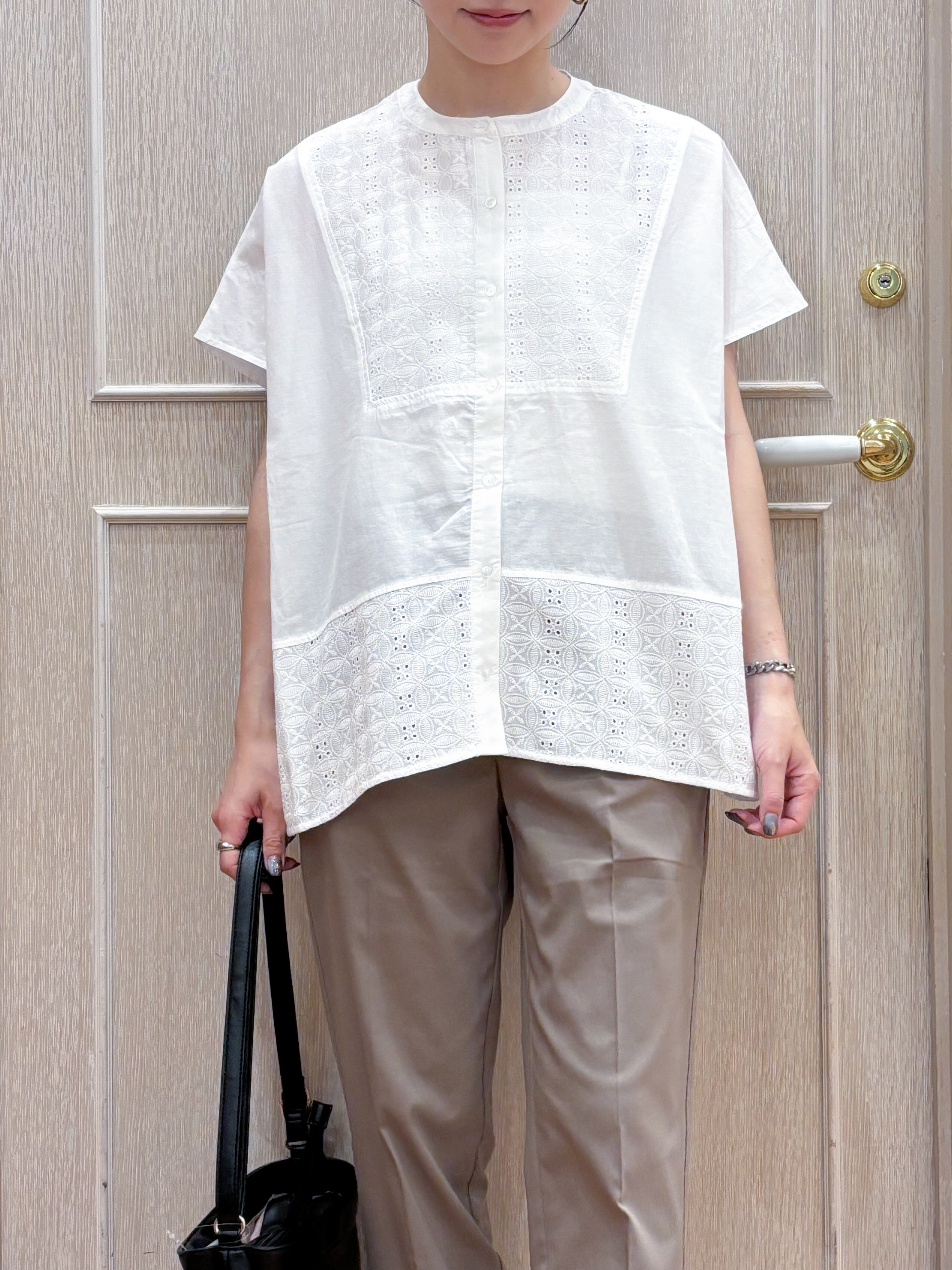 なみさんの「SHOO･LA･RUE｜【体型カバー/S~LL】インせず着られて刺繍が目を引く 切替ノーカラーブラウス」を使ったコーディネート