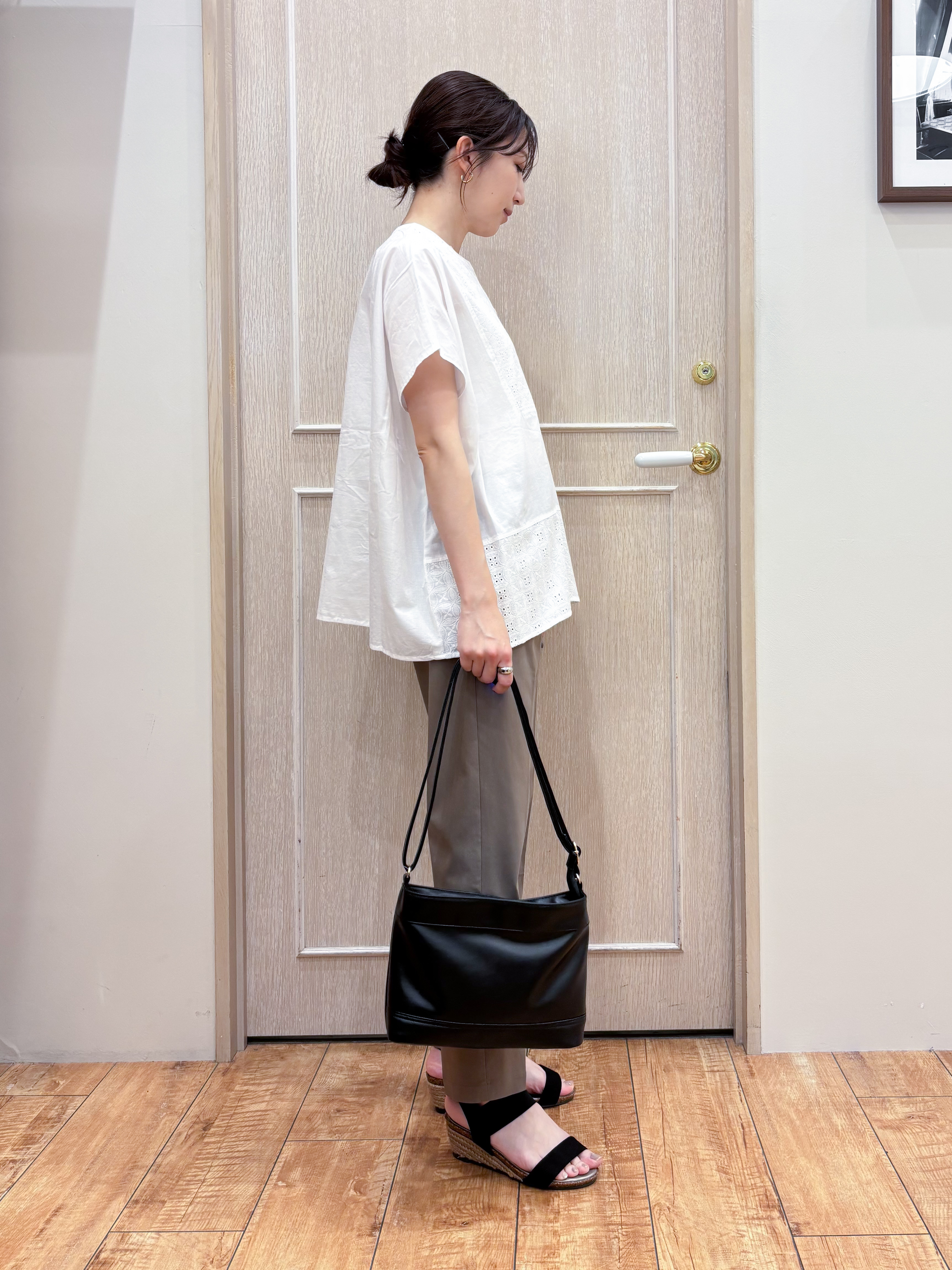 なみさんの「SHOO･LA･RUE｜【体型カバー/S~LL】インせず着られて刺繍が目を引く 切替ノーカラーブラウス」を使ったコーディネート