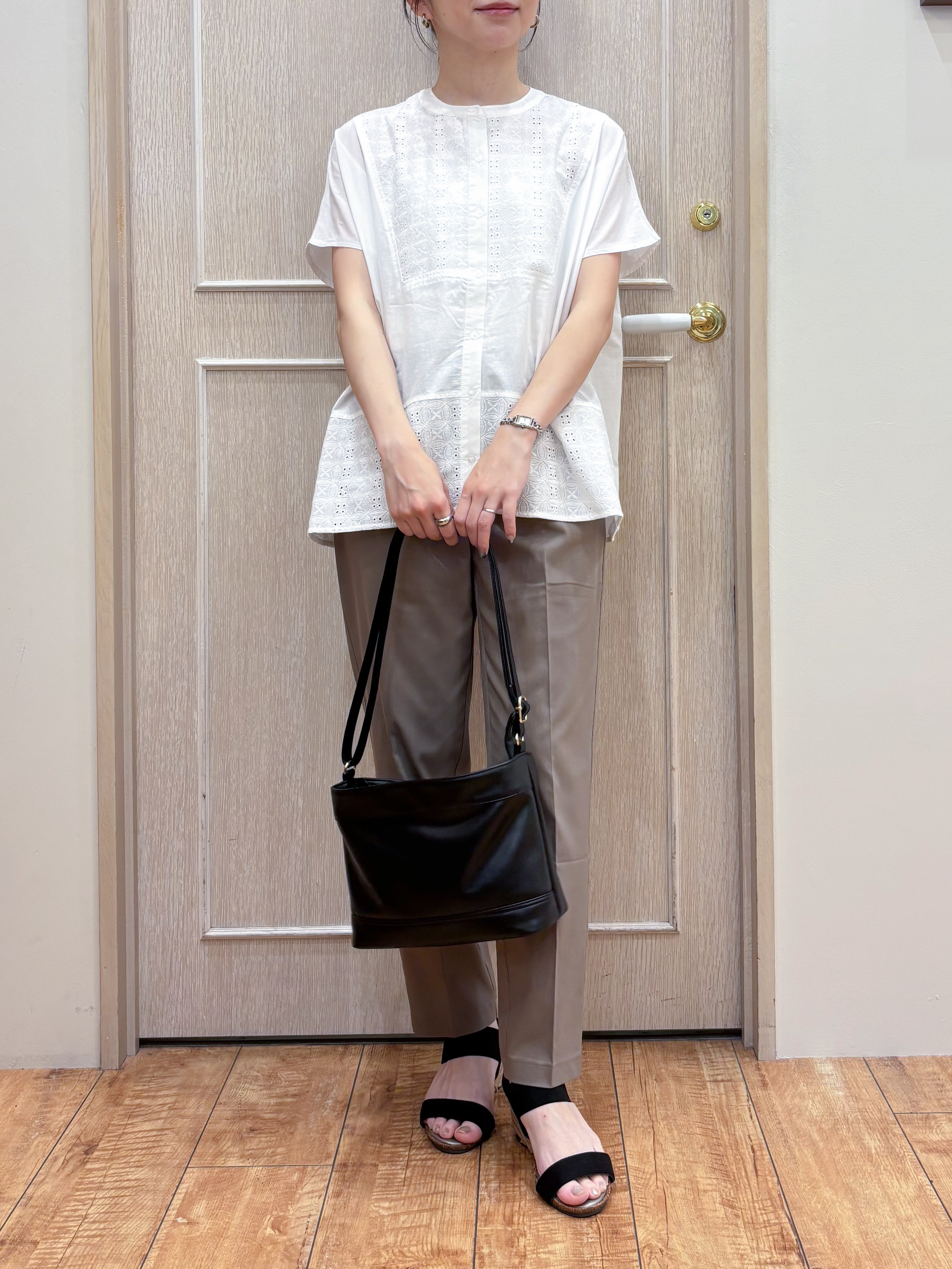 なみさんの「SHOO･LA･RUE｜【体型カバー/S~LL】インせず着られて刺繍が目を引く 切替ノーカラーブラウス」を使ったコーディネート