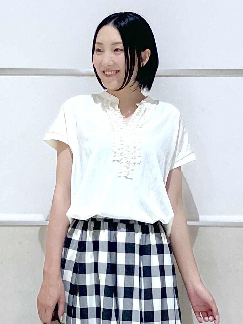 eriko さんの「Dessin｜バンドカラーフロントフリルブラウス」を使ったコーディネート