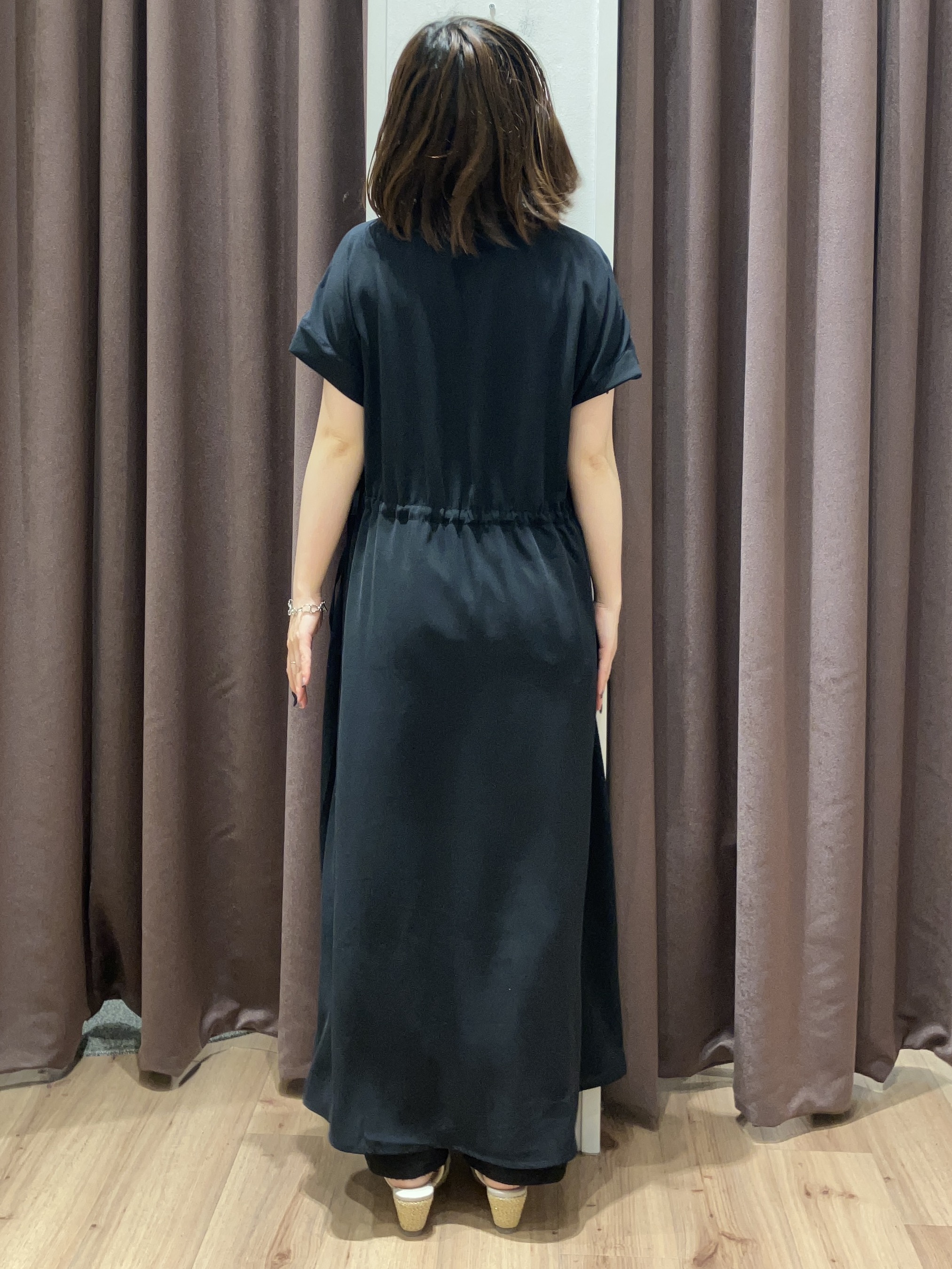 みちゃさんの「grove｜【洗える/体型カバー】ウエストドロストワンピース」を使ったコーディネート