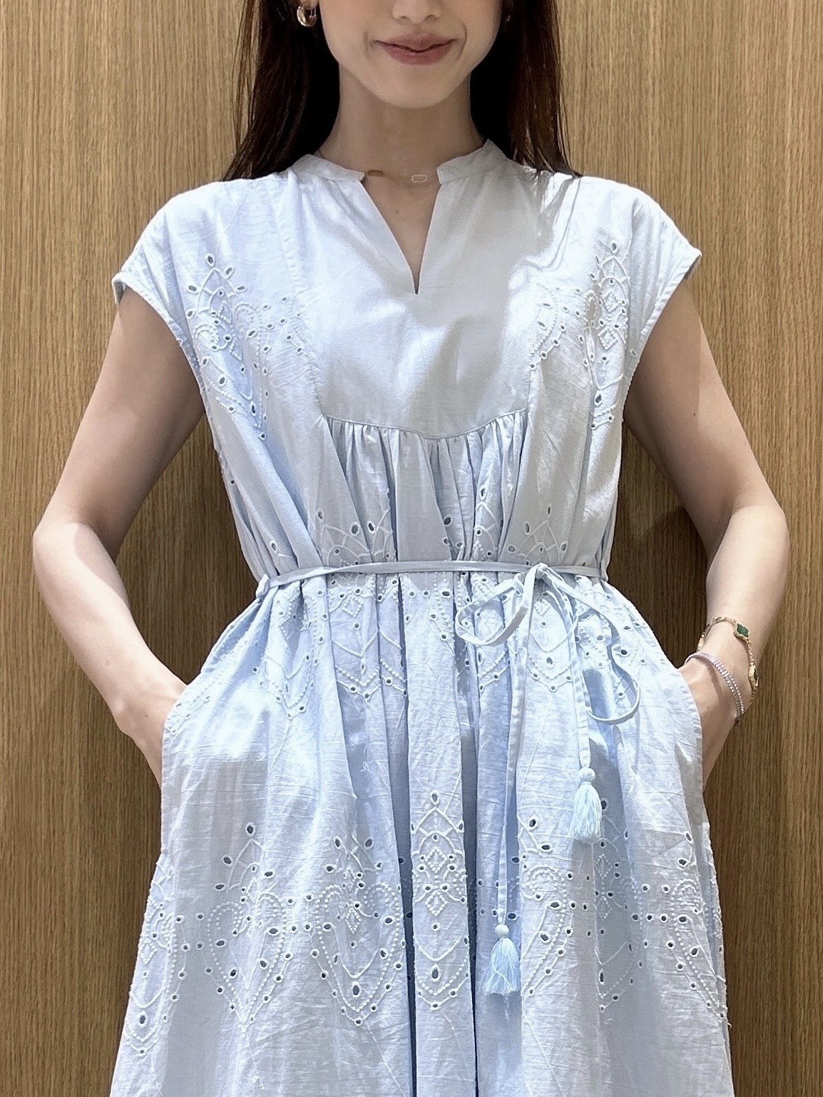 maiさんの「OPAQUE.CLIP｜アイレットレース刺繍ワンピース【洗える】」を使ったコーディネート