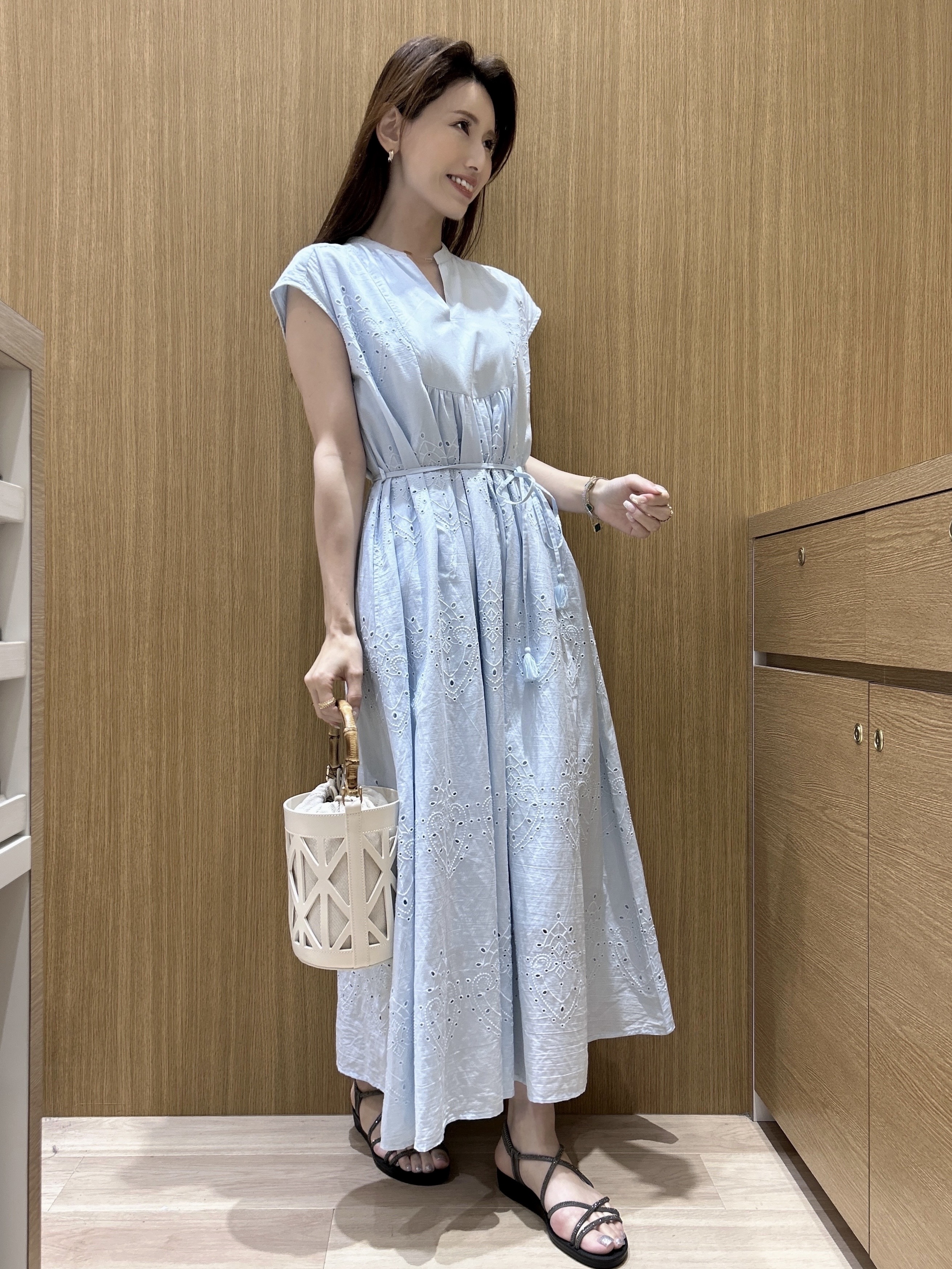 maiさんの「OPAQUE.CLIP｜アイレットレース刺繍ワンピース【洗える】」を使ったコーディネート