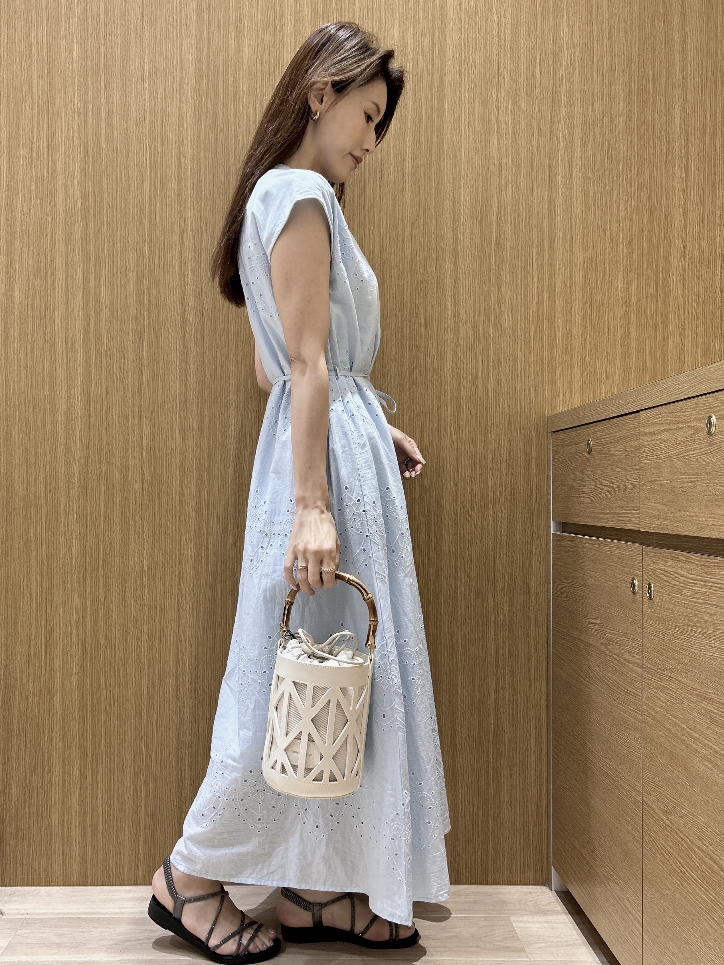 maiさんの「OPAQUE.CLIP｜アイレットレース刺繍ワンピース【洗える】」を使ったコーディネート