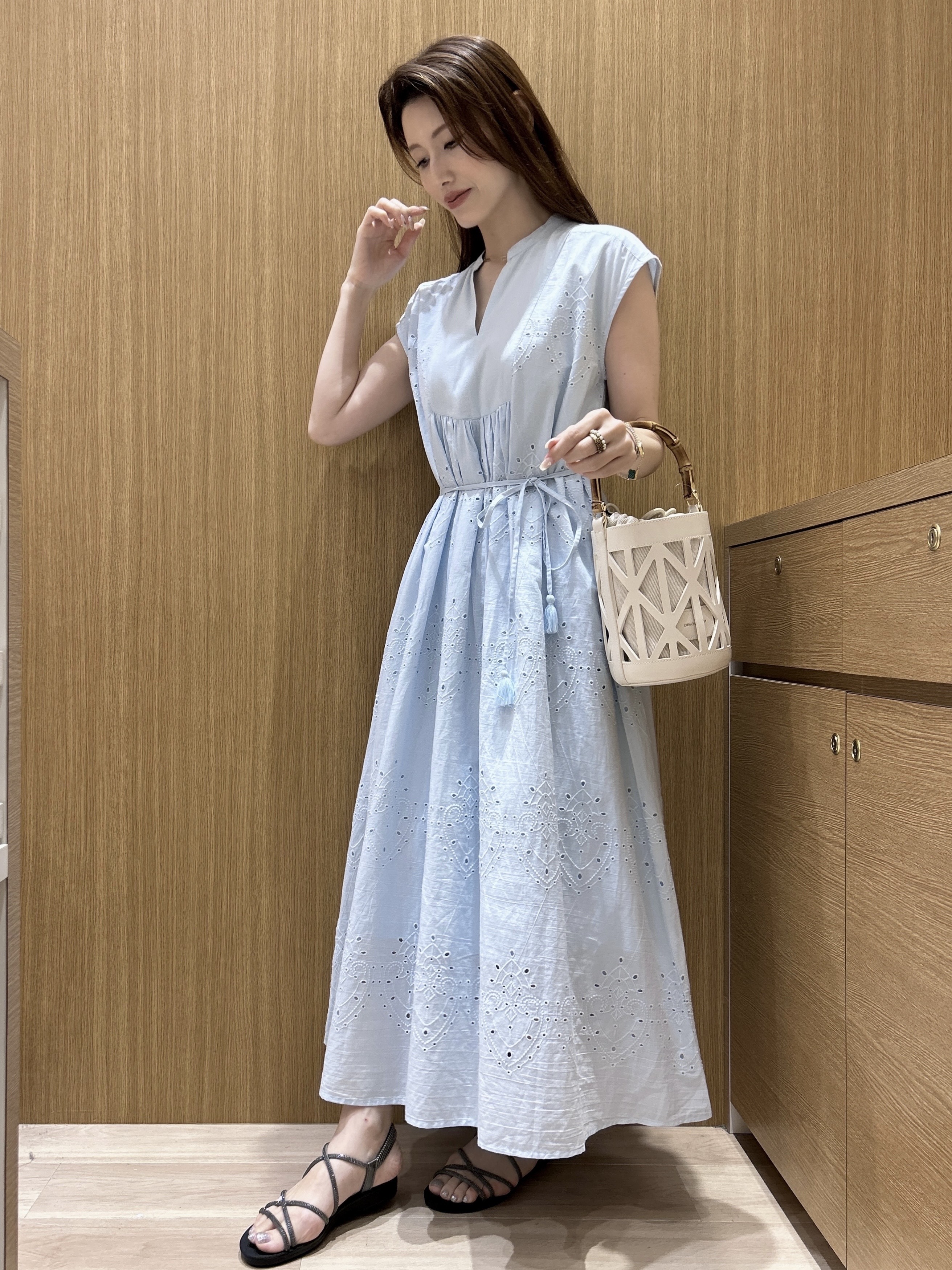 maiさんの「OPAQUE.CLIP｜アイレットレース刺繍ワンピース【洗える】」を使ったコーディネート
