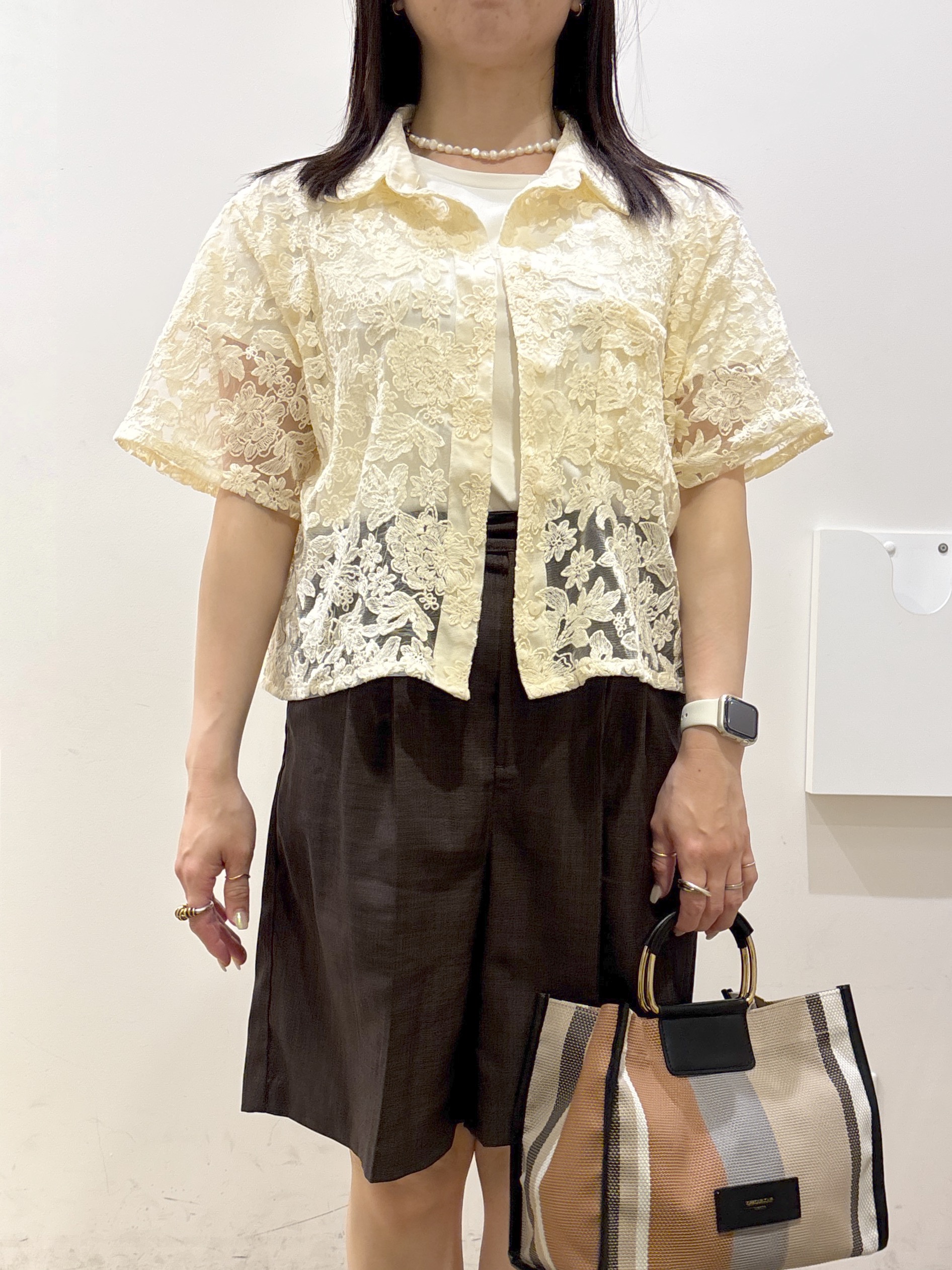 mameさんの「index｜フラワー刺繍シアーシャツ【洗濯機OK／イージーアイロン】」を使ったコーディネート
