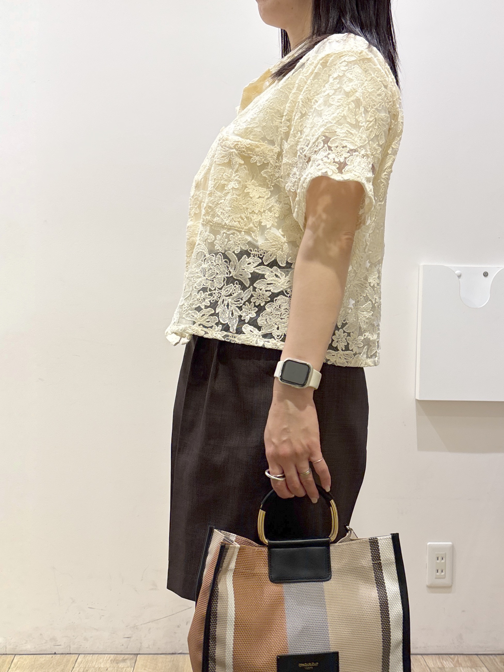 mameさんの「index｜フラワー刺繍シアーシャツ【洗濯機OK／イージーアイロン】」を使ったコーディネート