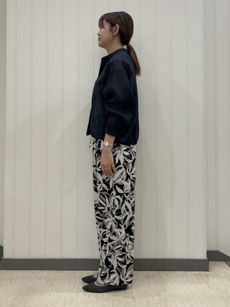 ちひさんの「INDIVI｜【ウエストゴム／着映え】リーフ柄ワイドパンツ」を使ったコーディネート