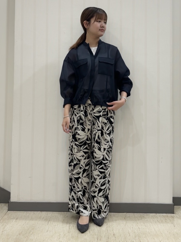 ちひさんの「INDIVI｜【ウエストゴム／着映え】リーフ柄ワイドパンツ」を使ったコーディネート