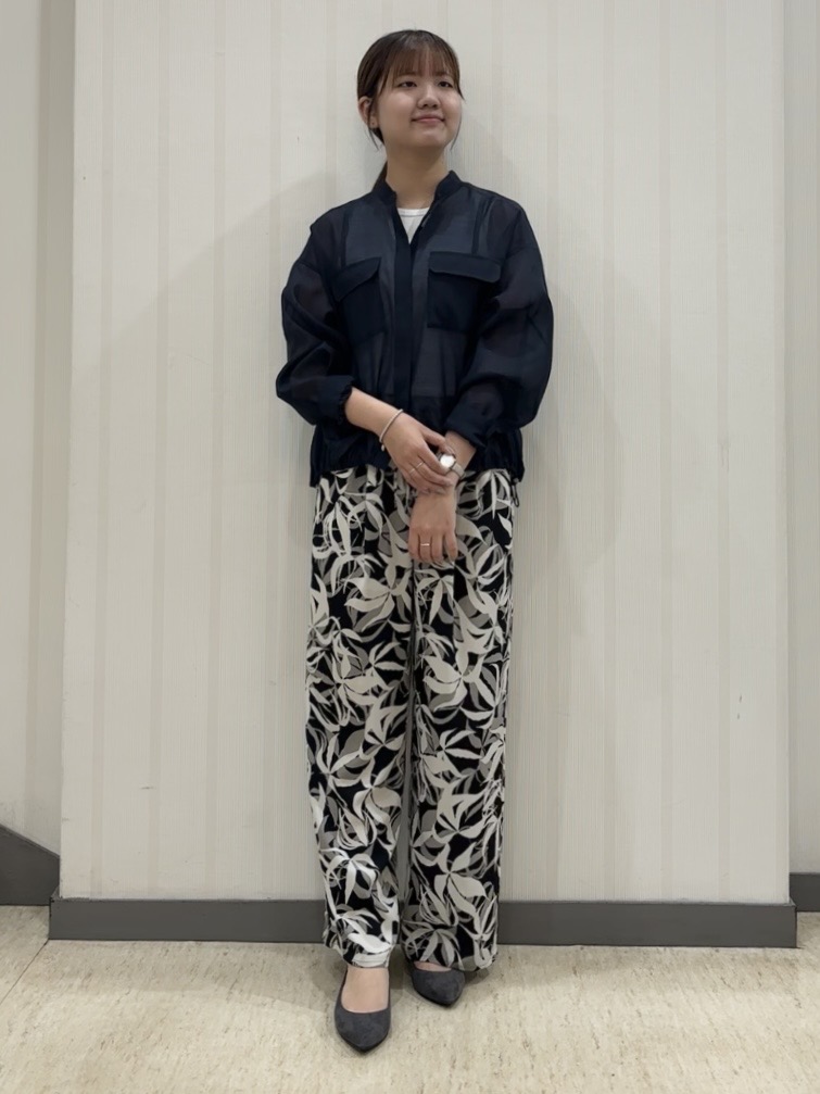 ちひさんの「INDIVI｜【ウエストゴム／着映え】リーフ柄ワイドパンツ」を使ったコーディネート