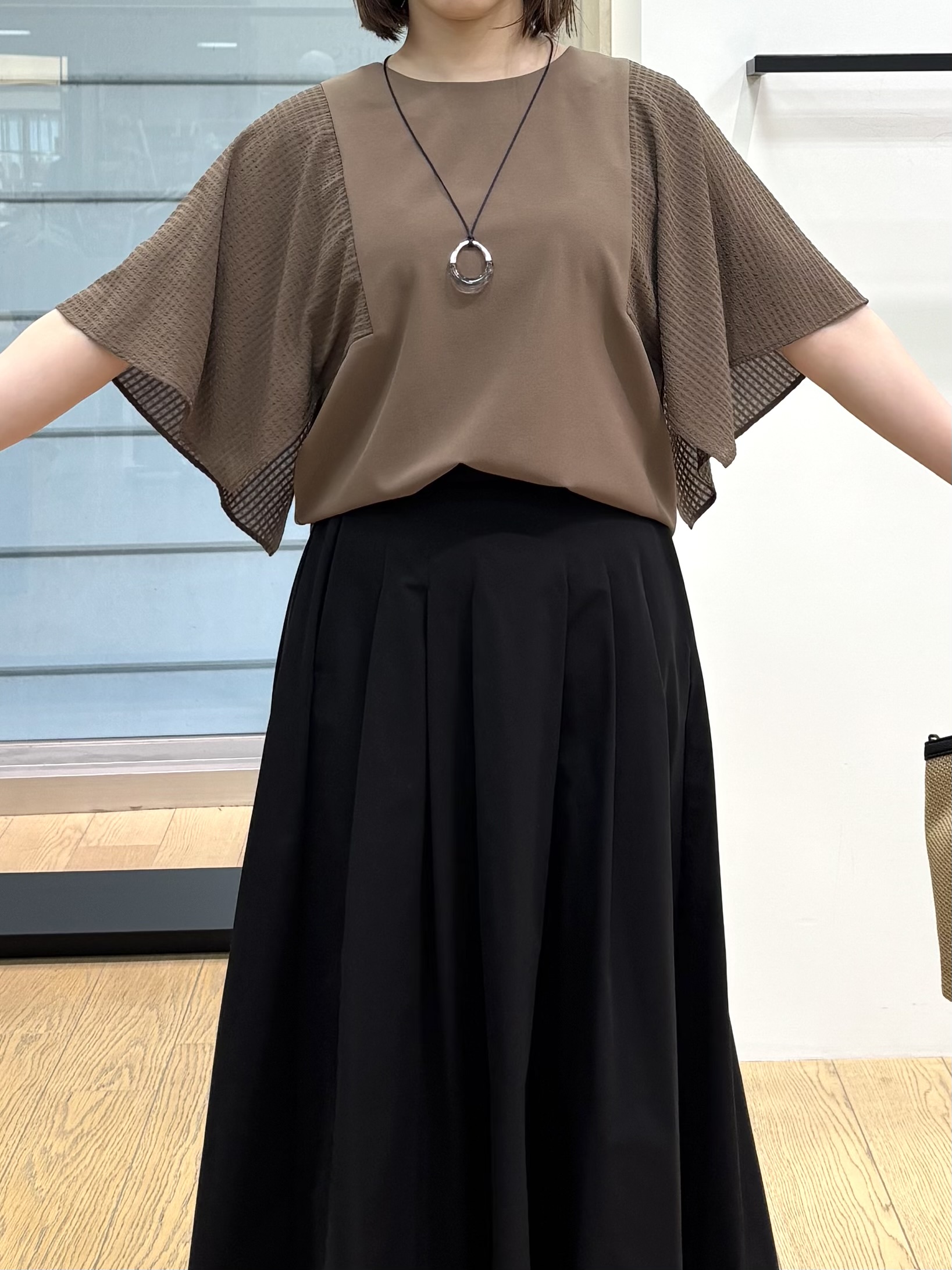 asamiさんの「INDIVI｜【洗える／シアーチェック柄】異素材コンビスリーブトップス」を使ったコーディネート
