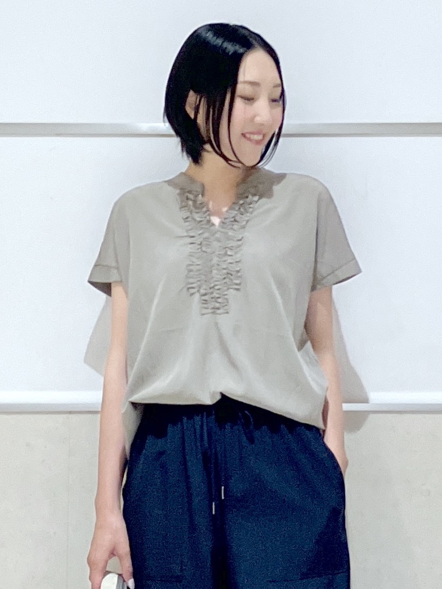 eriko さんの「Dessin｜バンドカラーフロントフリルブラウス」を使ったコーディネート