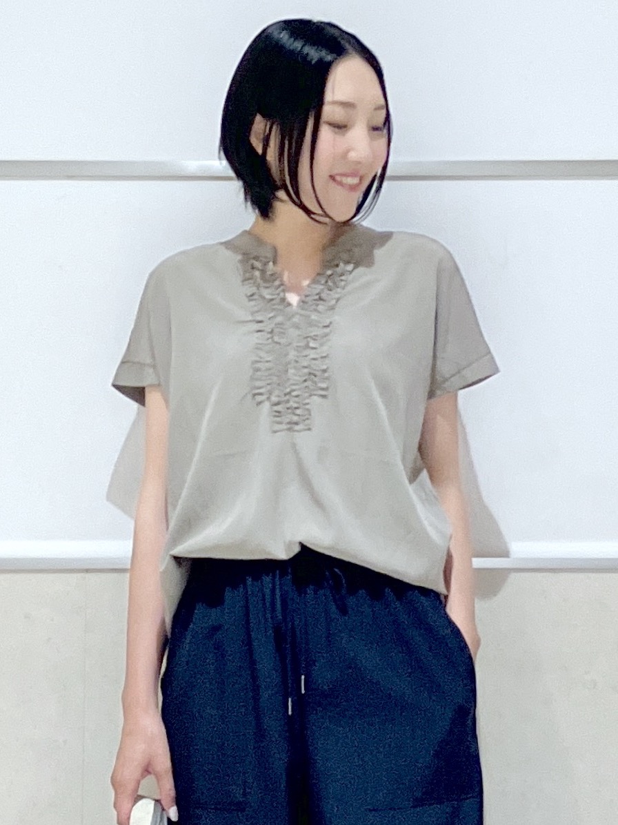 eriko さんの「Dessin｜バンドカラーフロントフリルブラウス」を使ったコーディネート