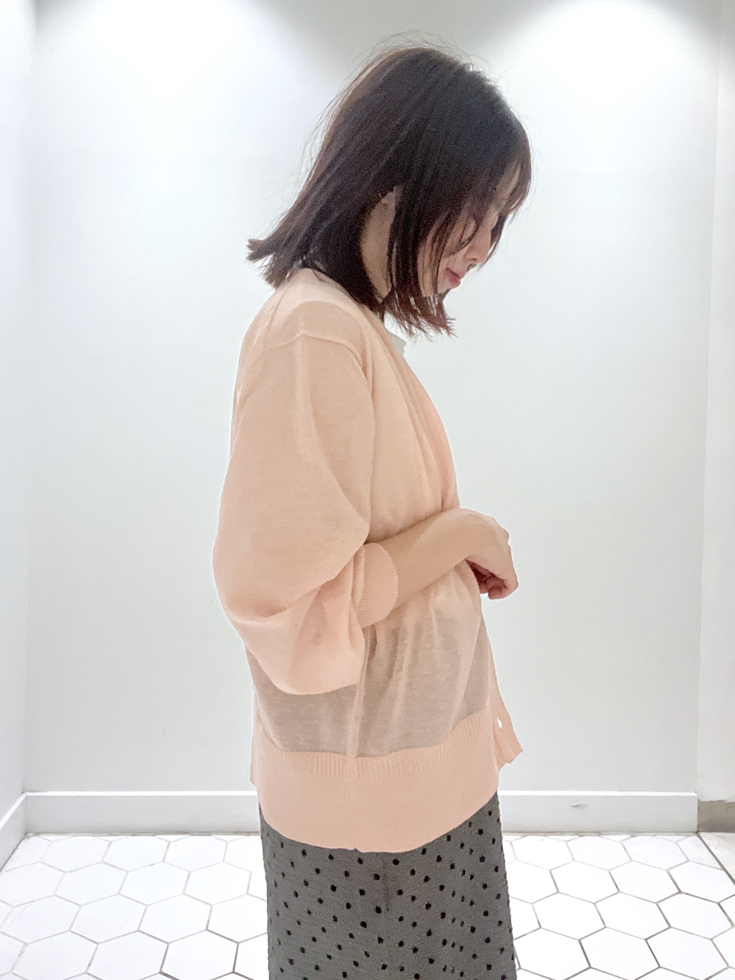 Makinoさんの「Dessin｜【マシンウォッシャブル】Vネックシアーカーディガン」を使ったコーディネート
