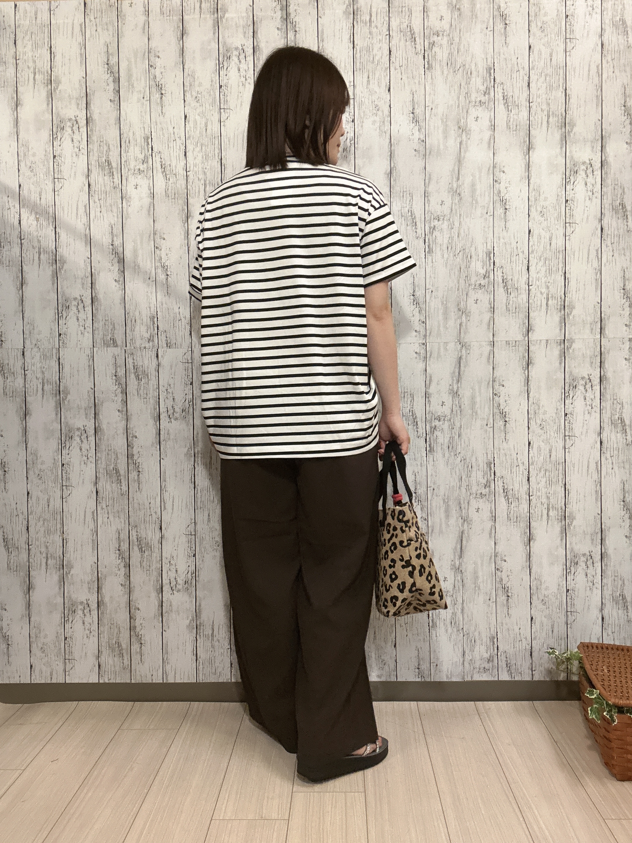 シカさんの「SHOO･LA･RUE｜【体型カバー/S-LL/洗濯機可】インせず決まる フロントタックデザインTシャツ」を使ったコーディネート
