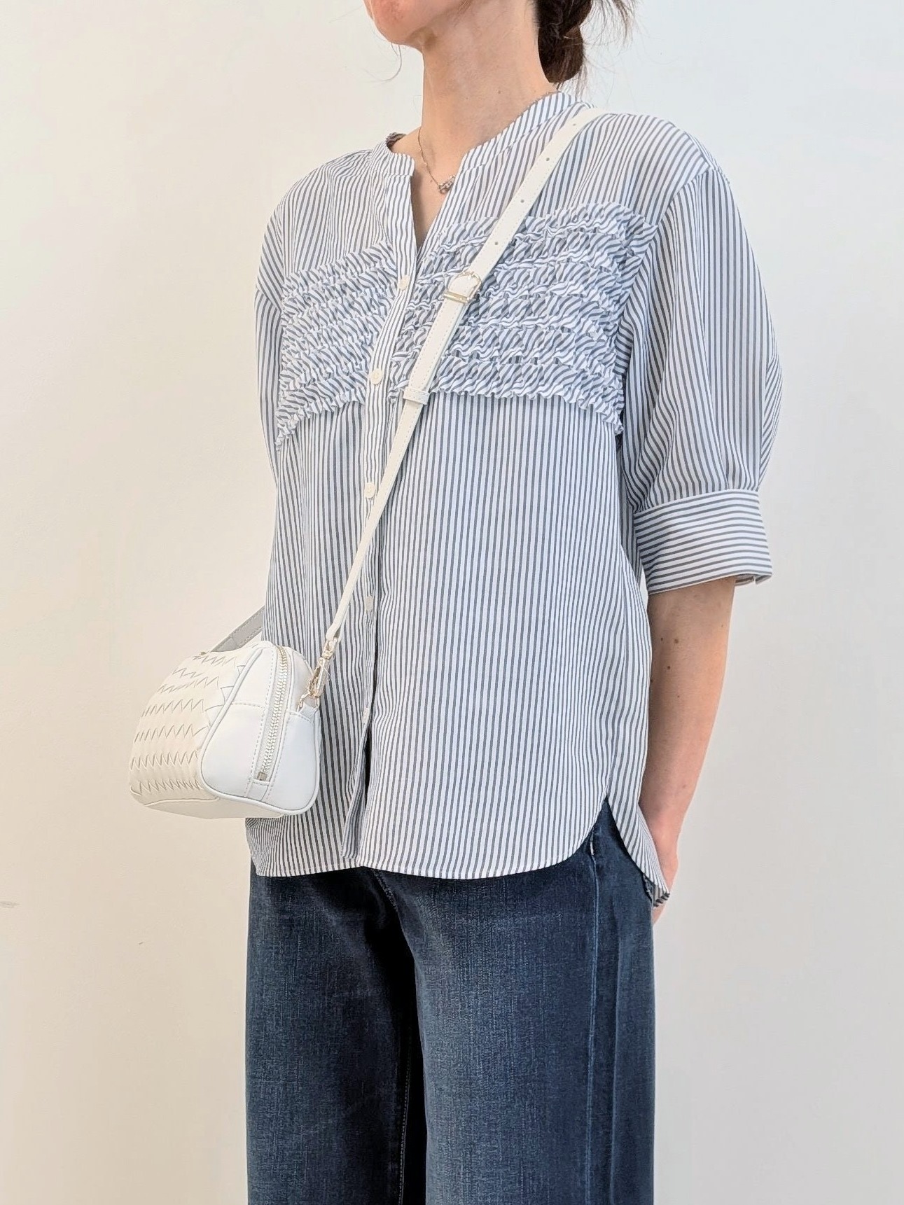 erikkoさんの「UNTITLED｜【接触冷感/通気性/洗える】フロントフリルブラウス」を使ったコーディネート