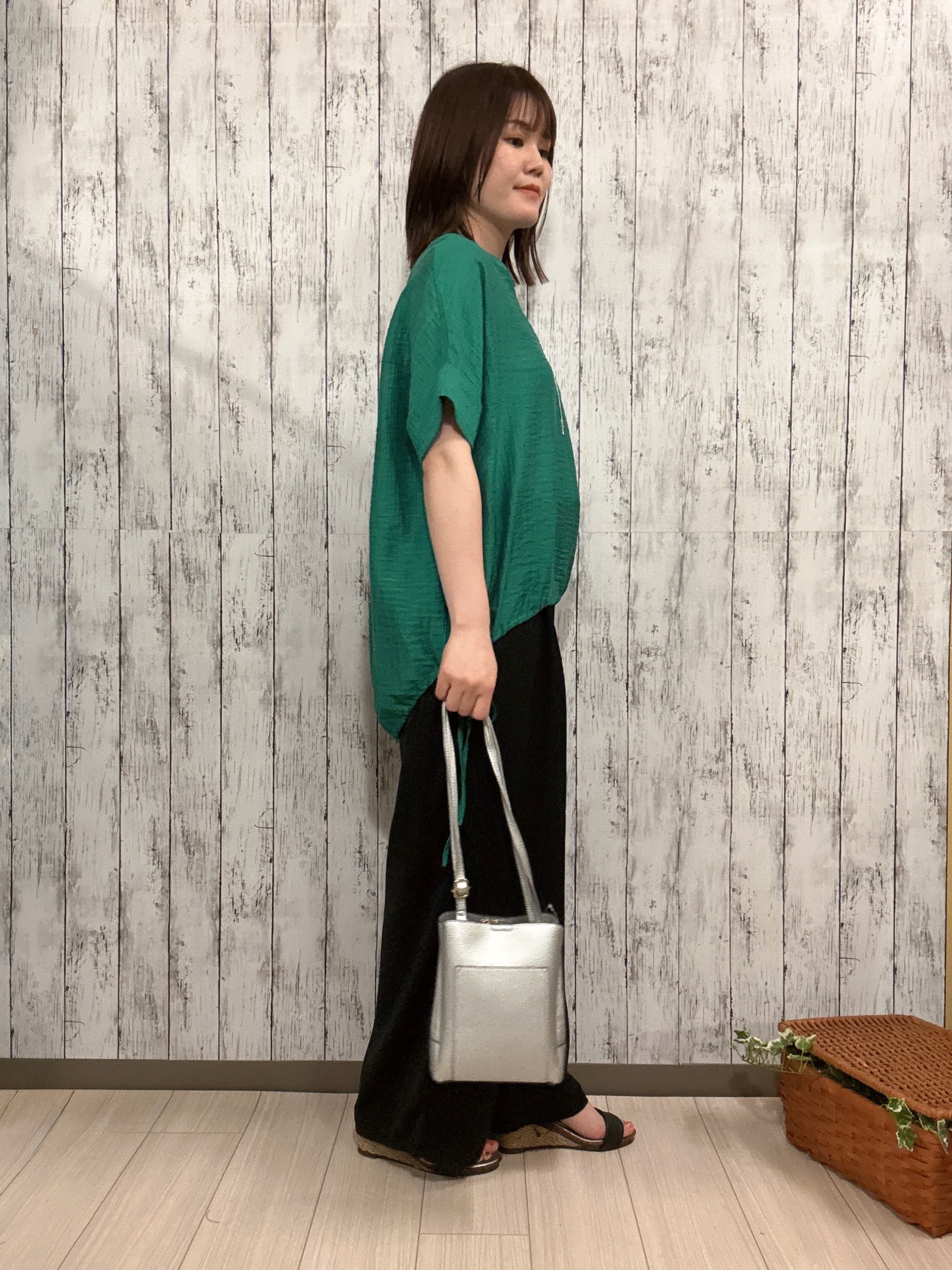 シカさんの「SHOO･LA･RUE｜【高レビュー/体型カバー】インせず着られる スキッパー裾リボンブラウス」を使ったコーディネート